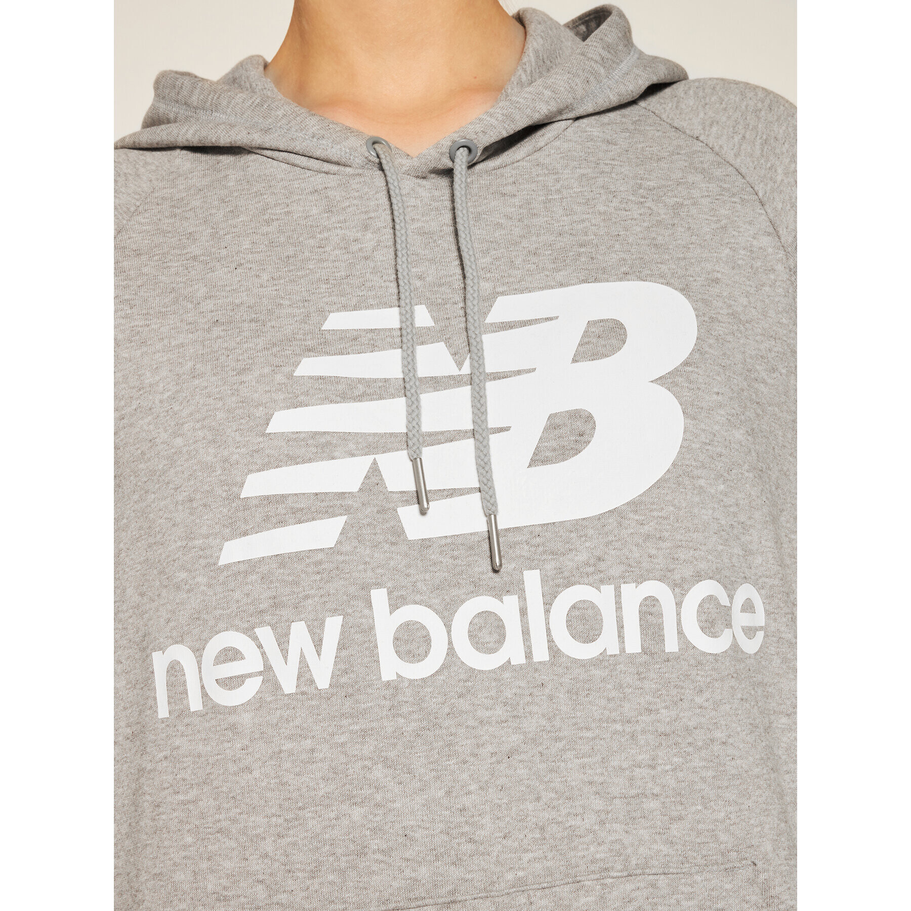 New Balance Bluză Esse po Hoodie NBWT0355 Gri Relaxed Fit - Pled.ro