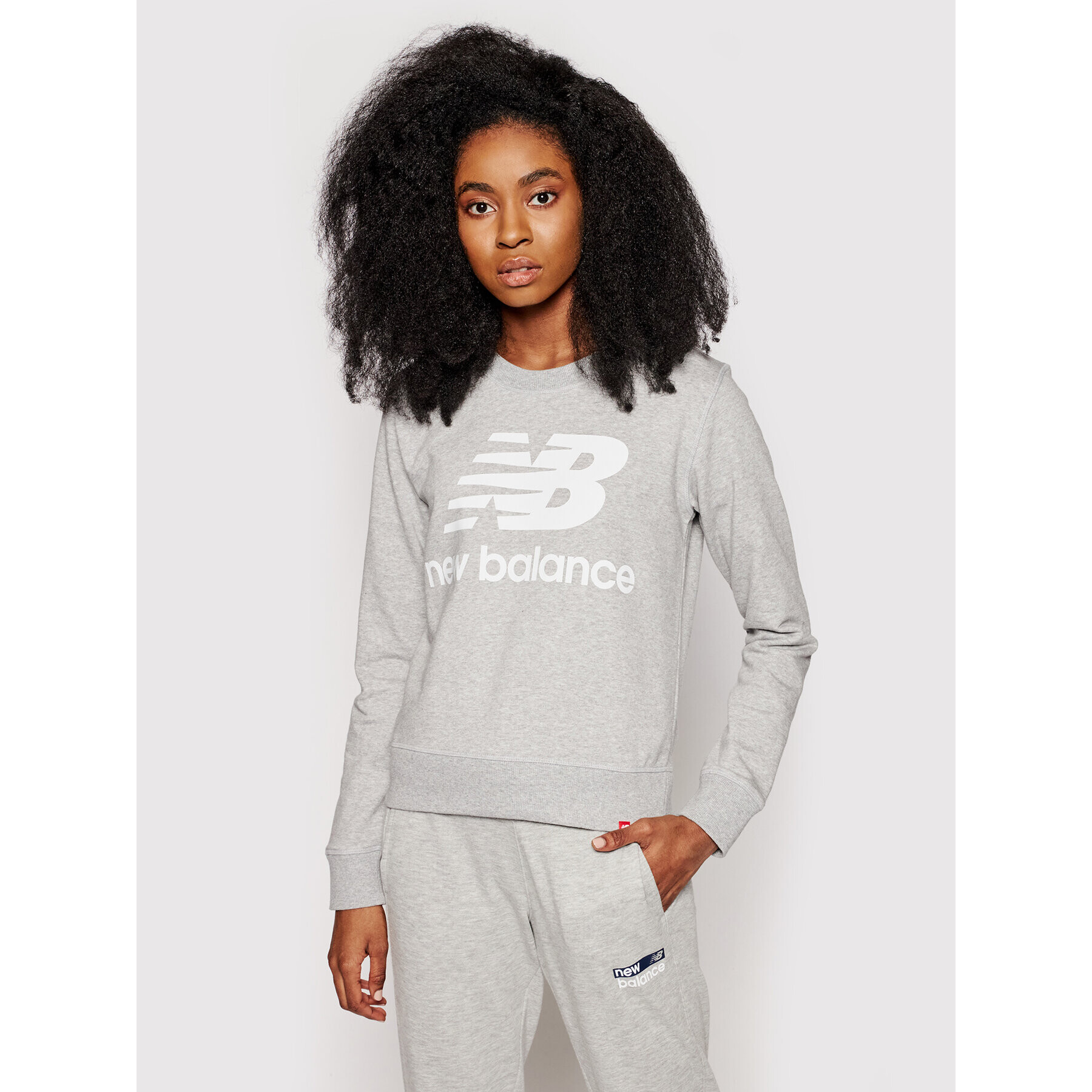 New Balance Bluză Essentials Crew WT03551 Gri Relaxed Fit - Pled.ro