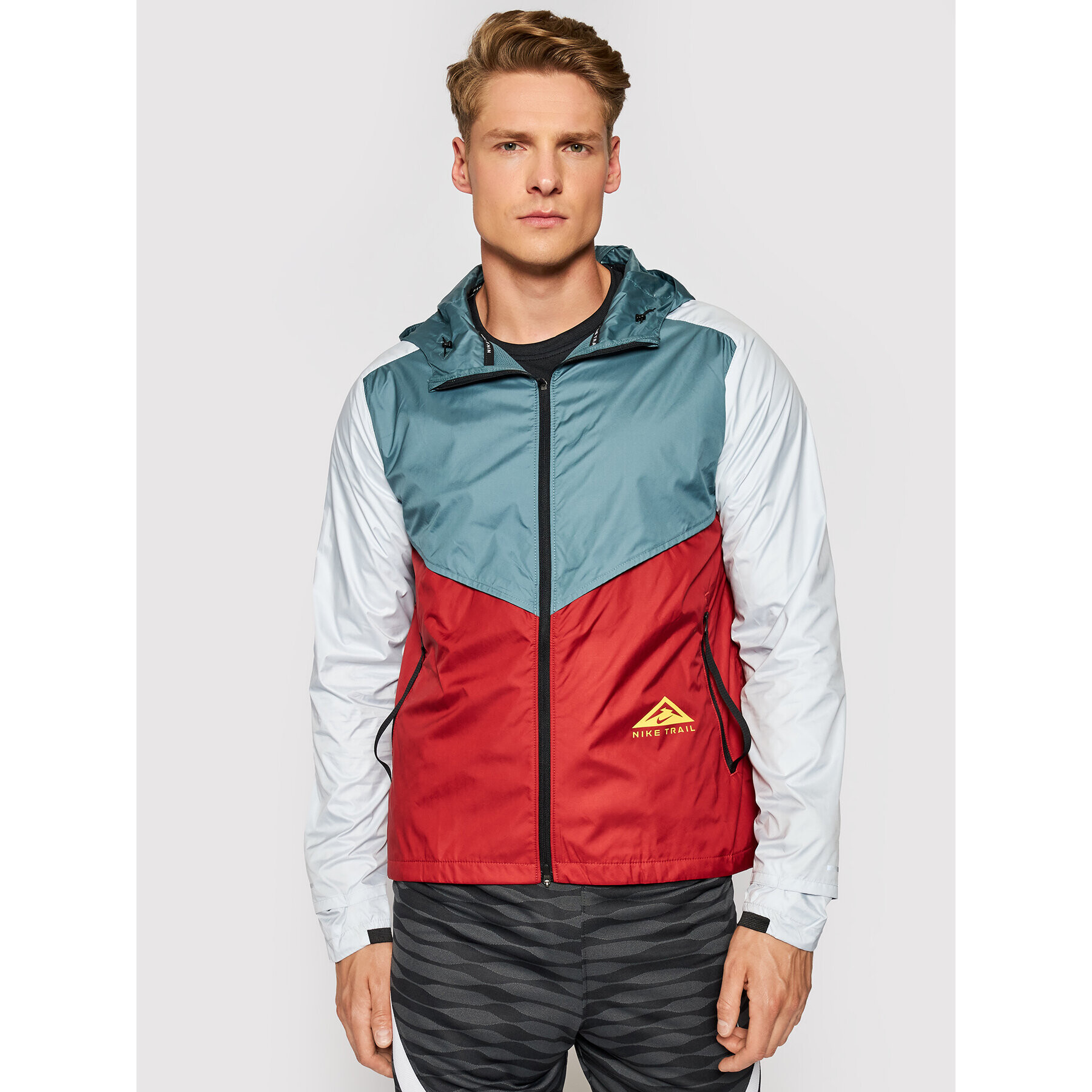 Nike Geacă pentru alergare Windrunner CZ9054 Roșu Standard Fit - Pled.ro