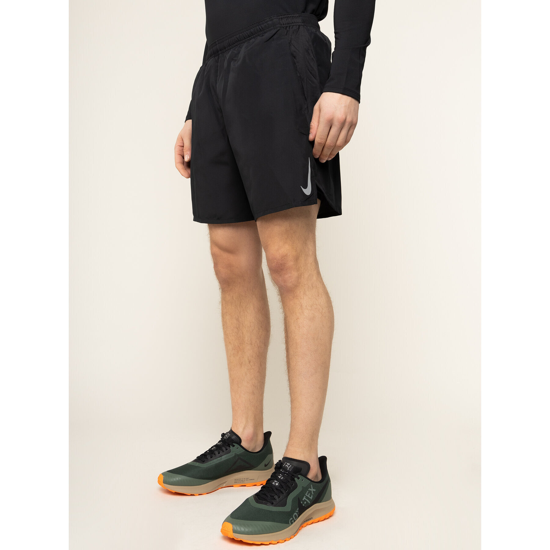 Nike Pantaloni scurți sport Challenger AJ7741 Negru Standard Fit - Pled.ro