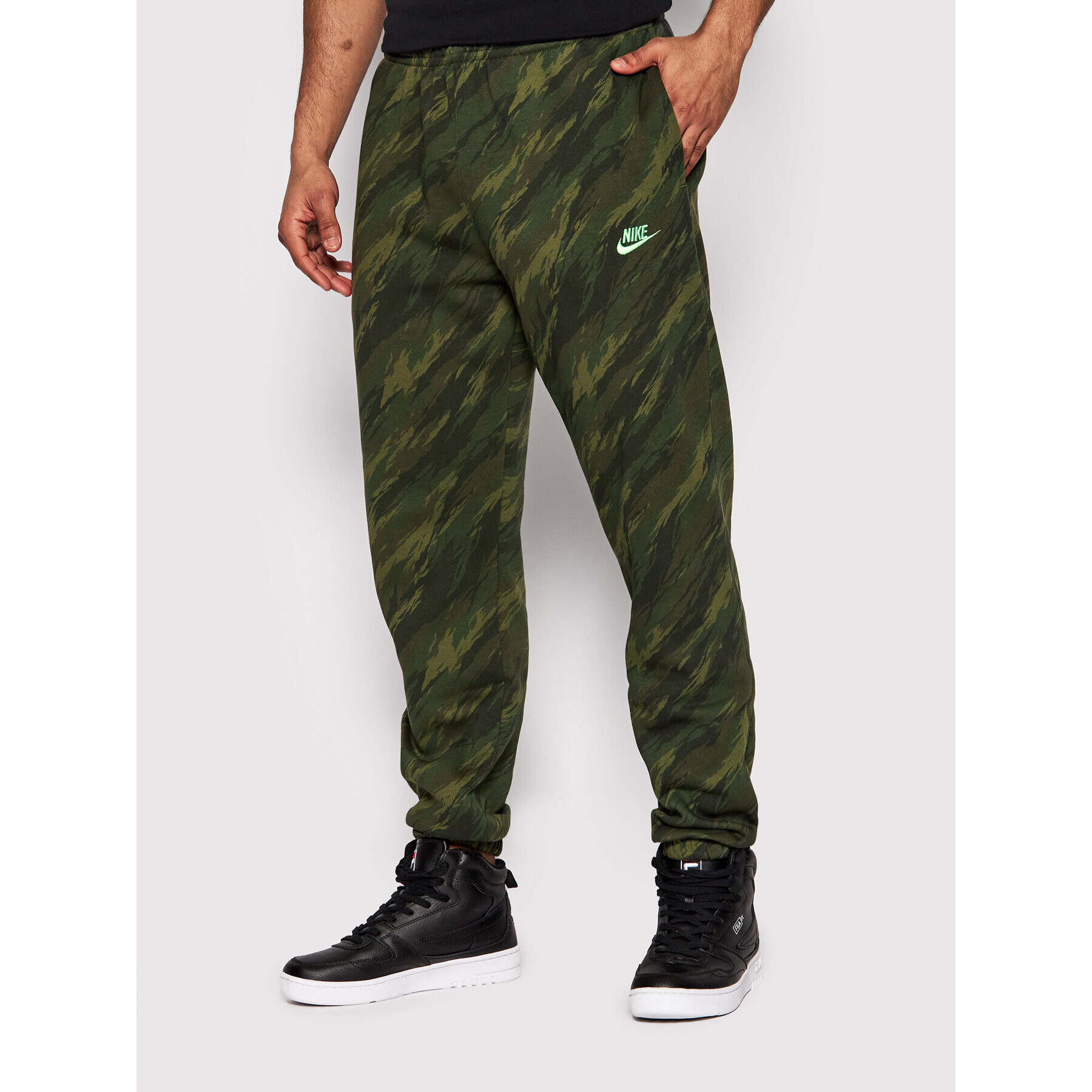 Nike Pantaloni trening Nsw Spe+ DD5145 Verde Regular Fit - Pled.ro