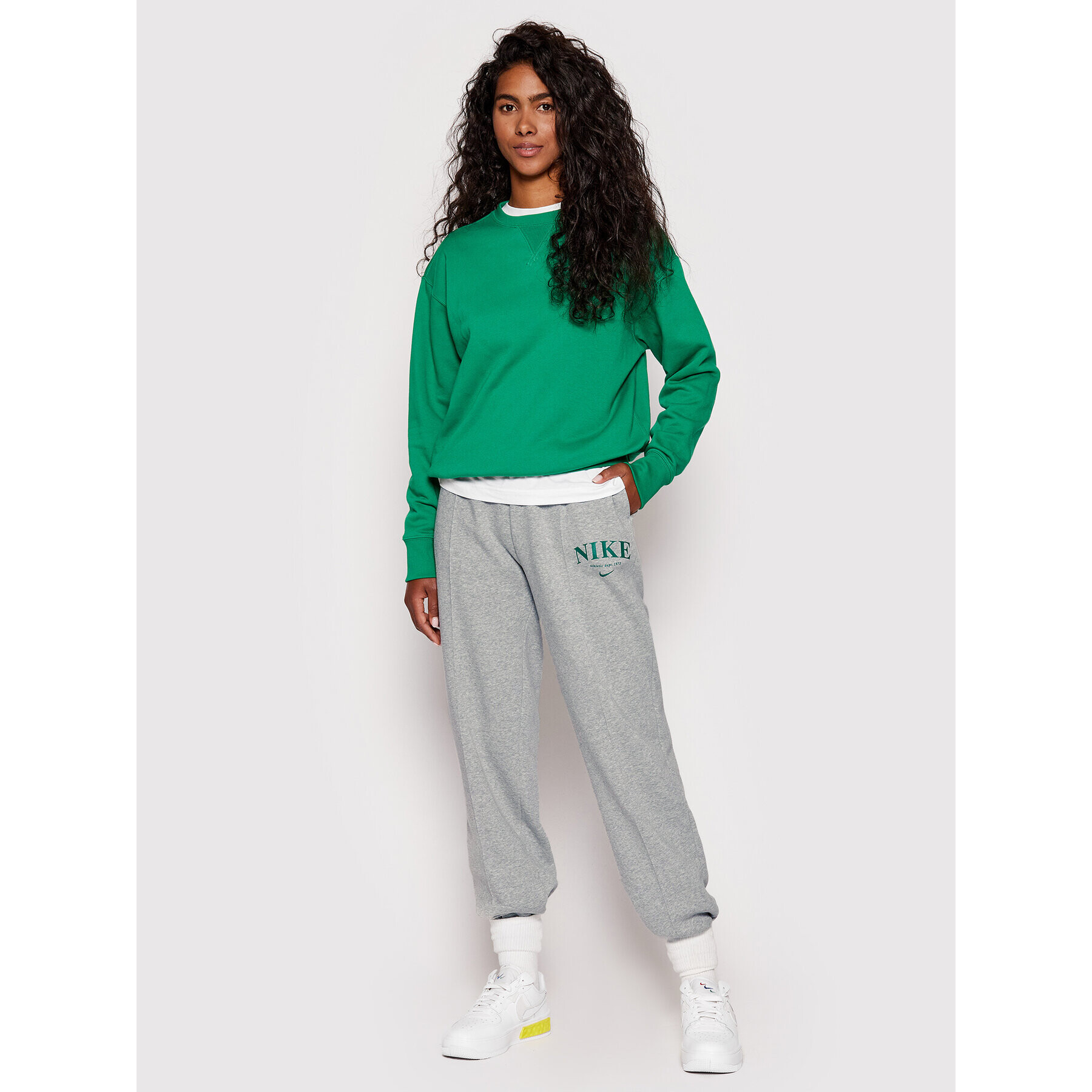 Nike Pantaloni trening Sportswear Collection Essentials DQ5384 Gri Loose Fit - Pled.ro