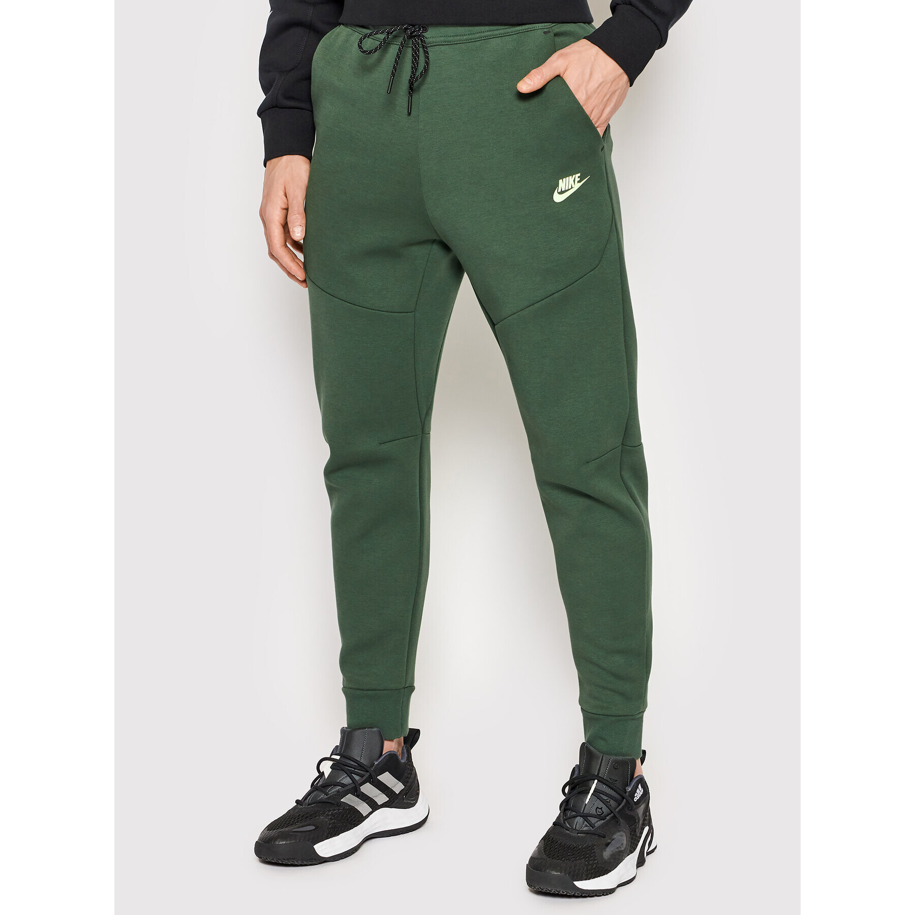 Nike Pantaloni trening Sportswear Tech Fleece CU4495 Verde Slim Fit - Pled.ro