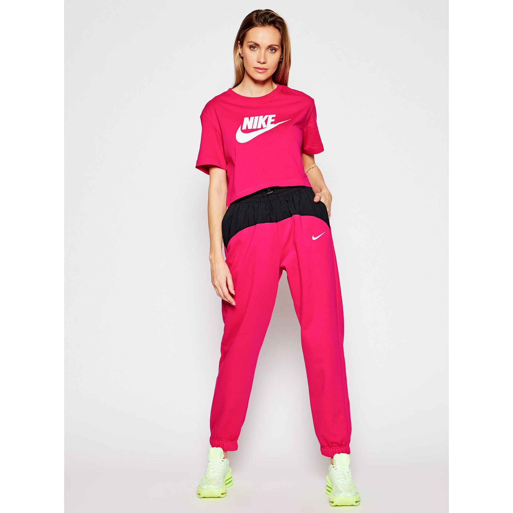 Nike Tricou Sportswear Essential BV6175 Roz Loose Fit - Pled.ro