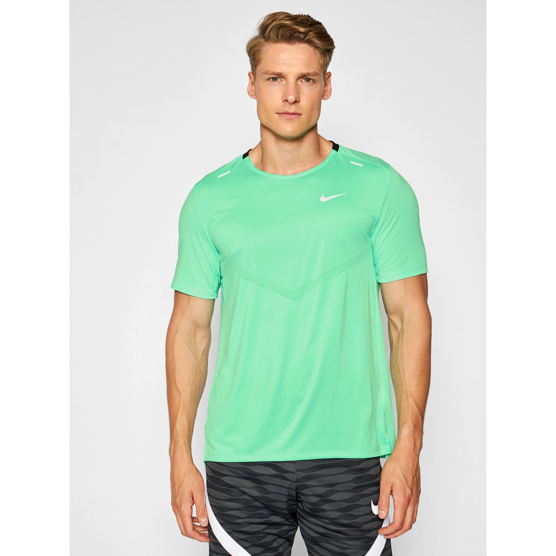 Nike Tricou tehnic Dri-Fit Rise CZ9184 Verde Standard Fit - Pled.ro