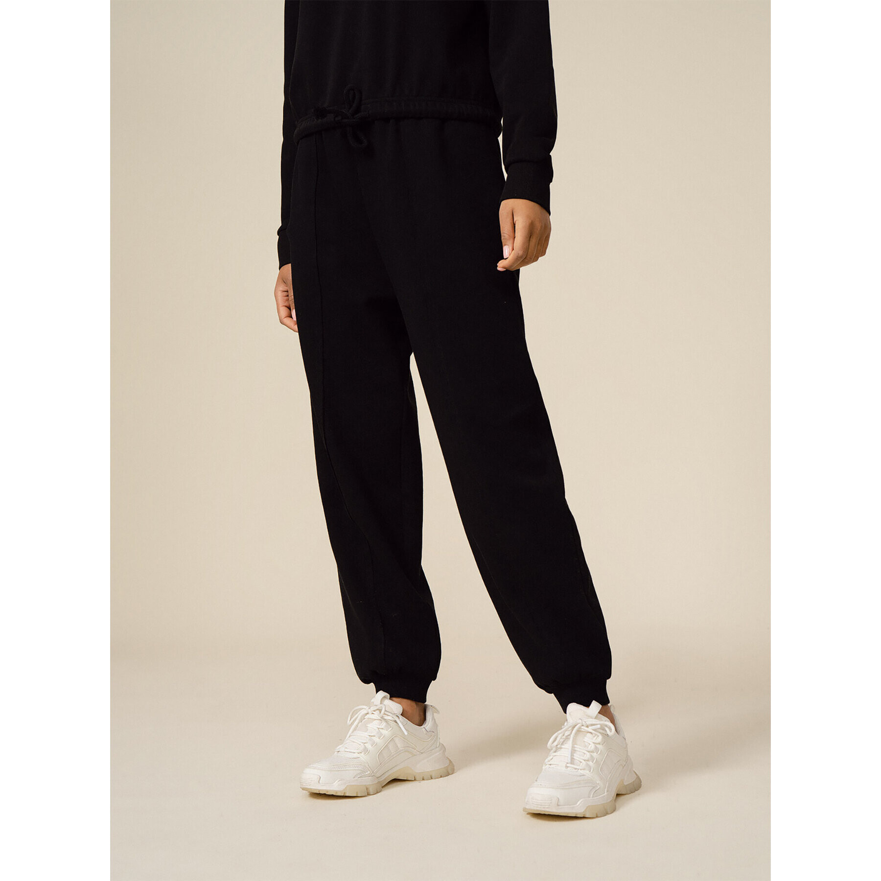 Outhorn Pantaloni trening OTHSS23TTROF175 Negru Relaxed Fit - Pled.ro