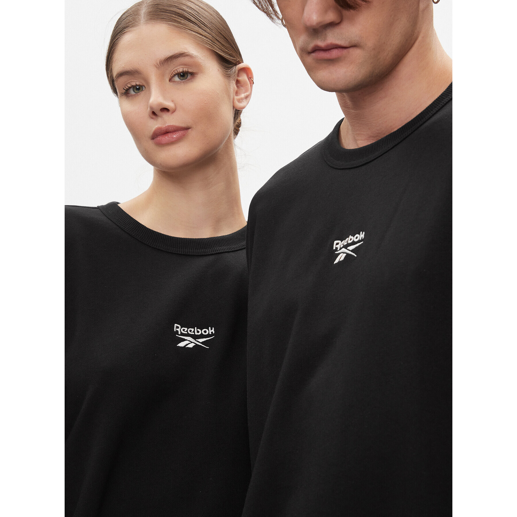 Reebok Bluză Classics Small Vector Crew Sweatshirt HS7145 Negru Regular Fit - Pled.ro