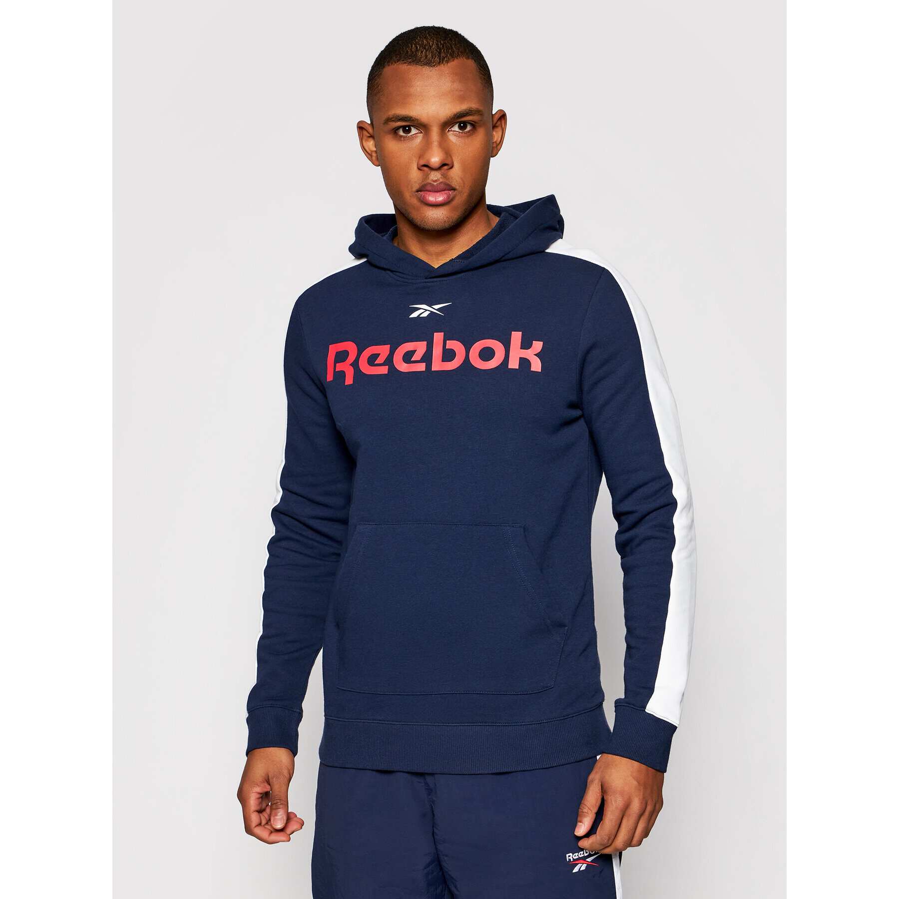 Reebok Bluză Training Essentials Linear Logo GL3150 Bleumarin Slim Fit - Pled.ro