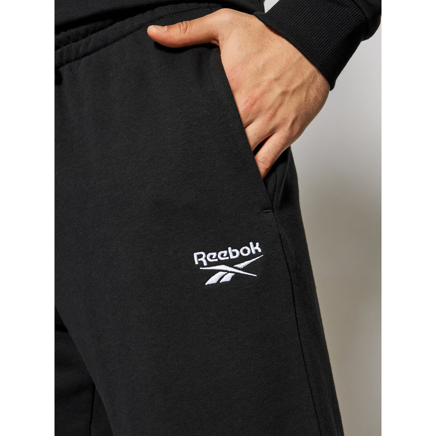 Reebok Pantaloni scurți sport Identity GL3148 Negru Slim Fit - Pled.ro