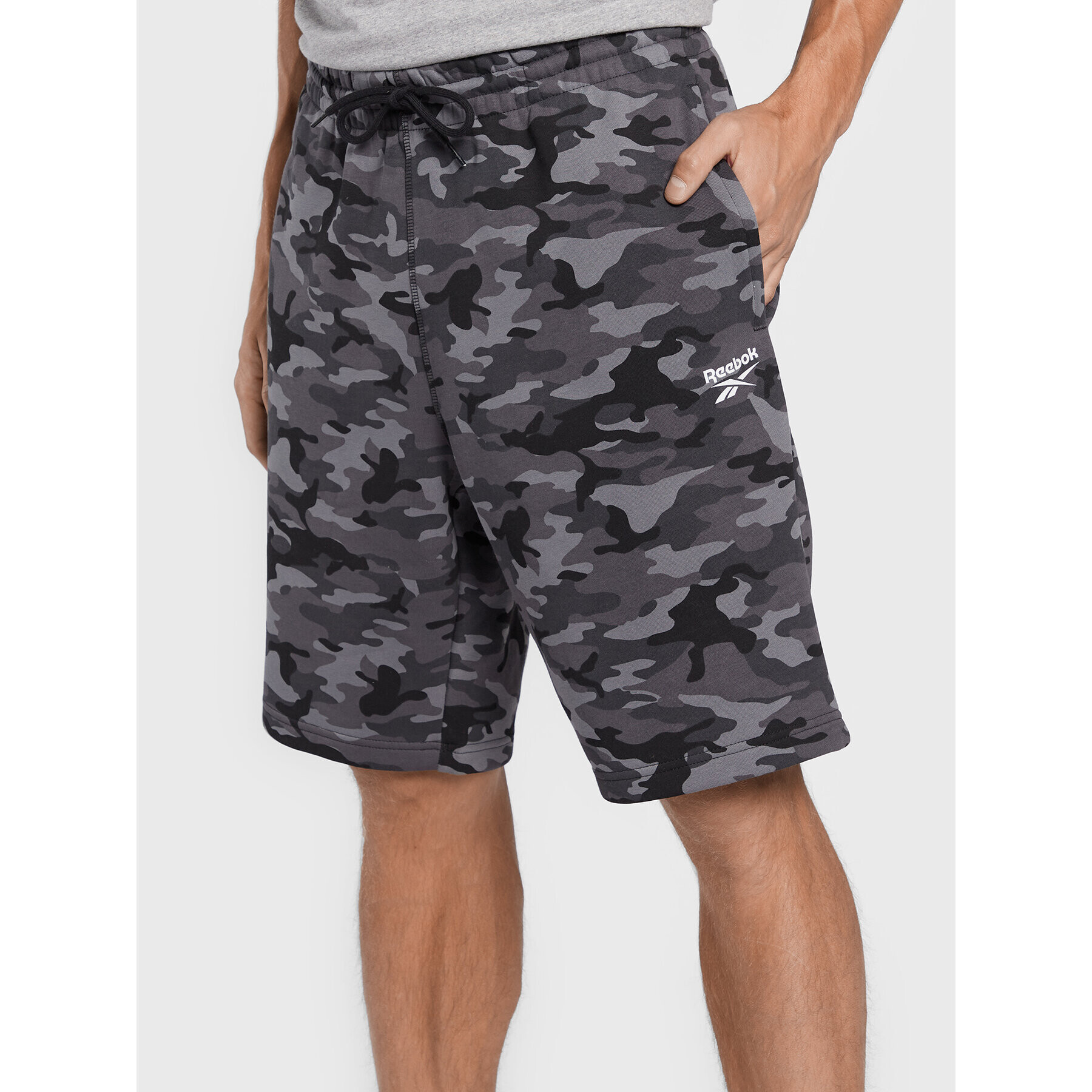 Reebok Pantaloni scurți sport Identity Camo HM7255 Gri Classic Fit - Pled.ro