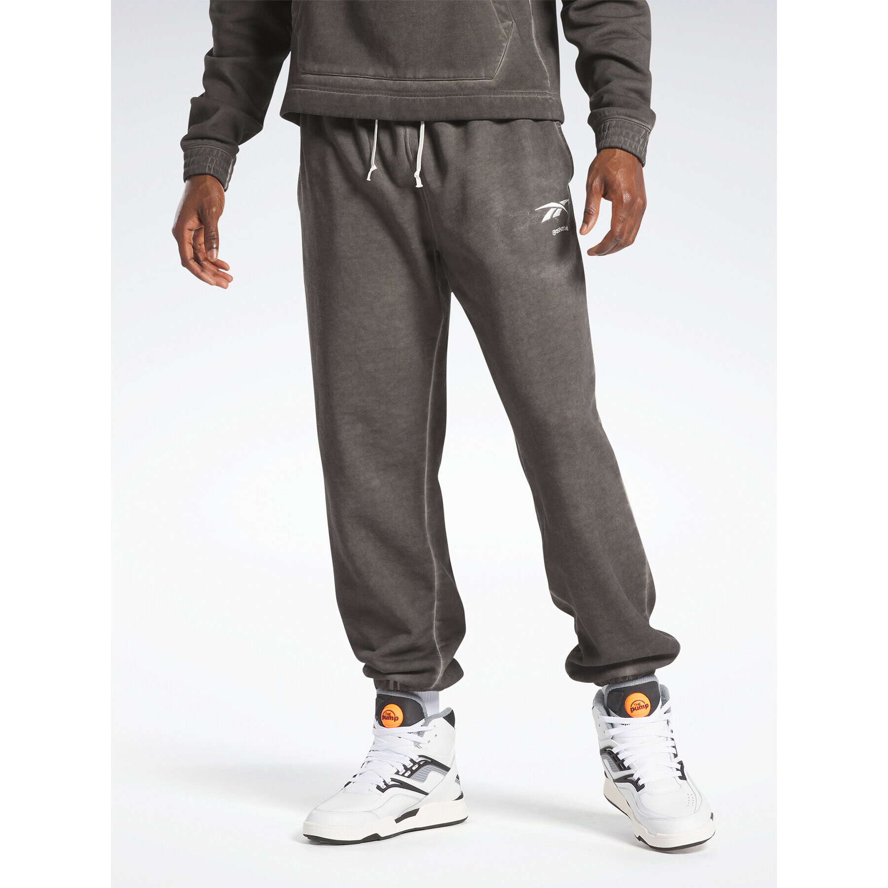 Reebok Pantaloni trening Basketball Court Top Bi-Dye Fleece Joggers IA2417 Negru Regular Fit - Pled.ro