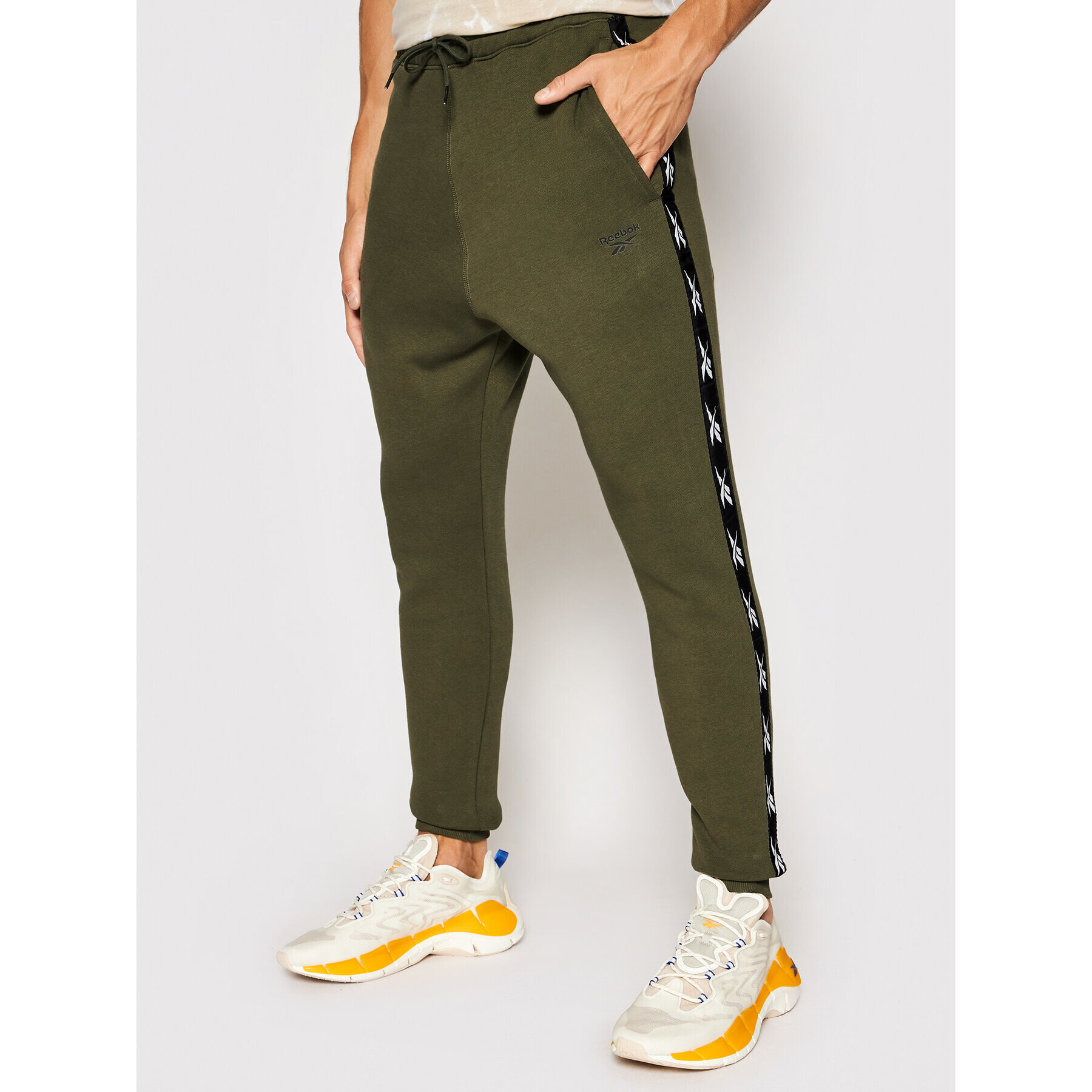 Reebok Pantaloni trening Essentials Tape GQ4216 Verde Regular Fit - Pled.ro