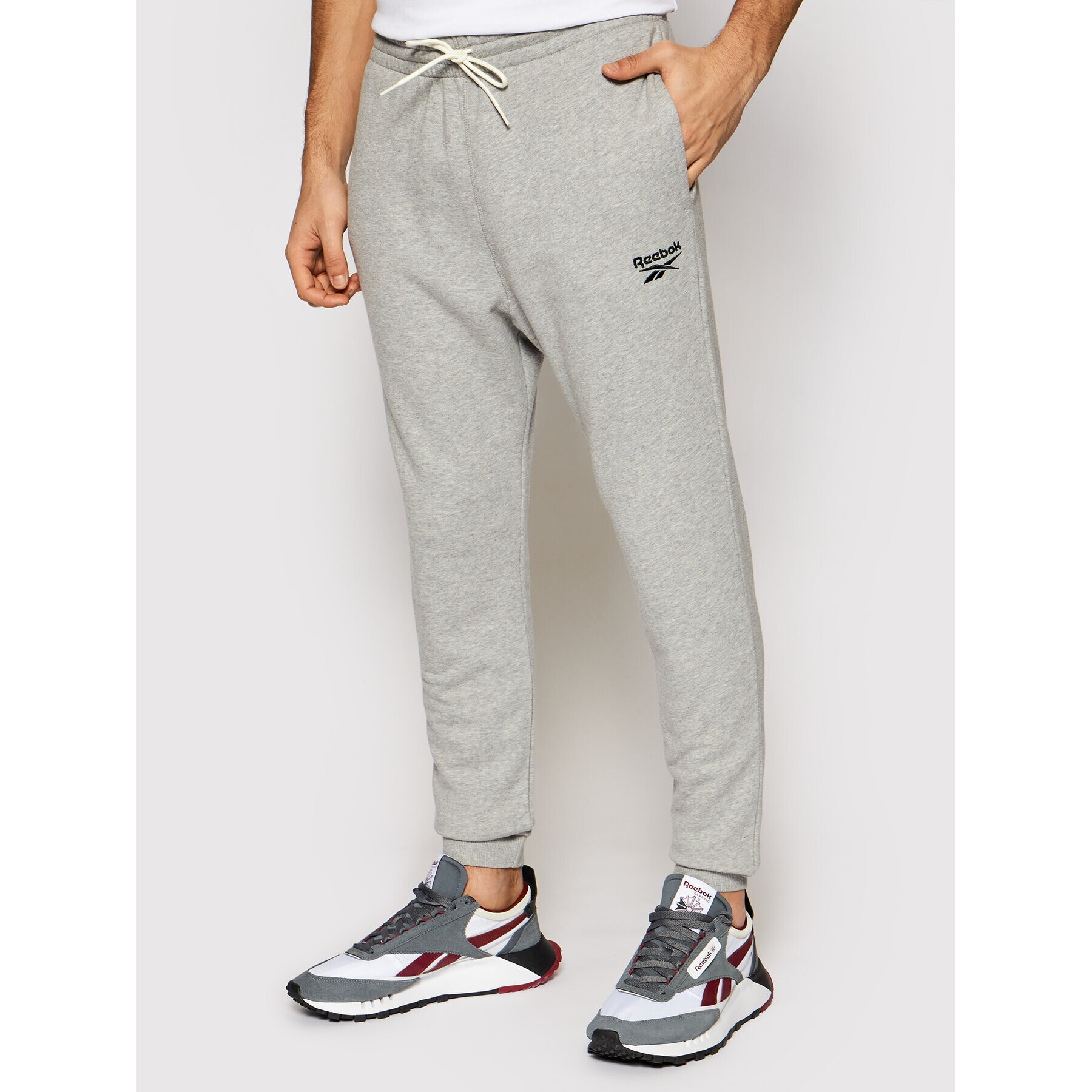 Reebok Pantaloni trening Identity GJ0633 Gri Regular Fit - Pled.ro