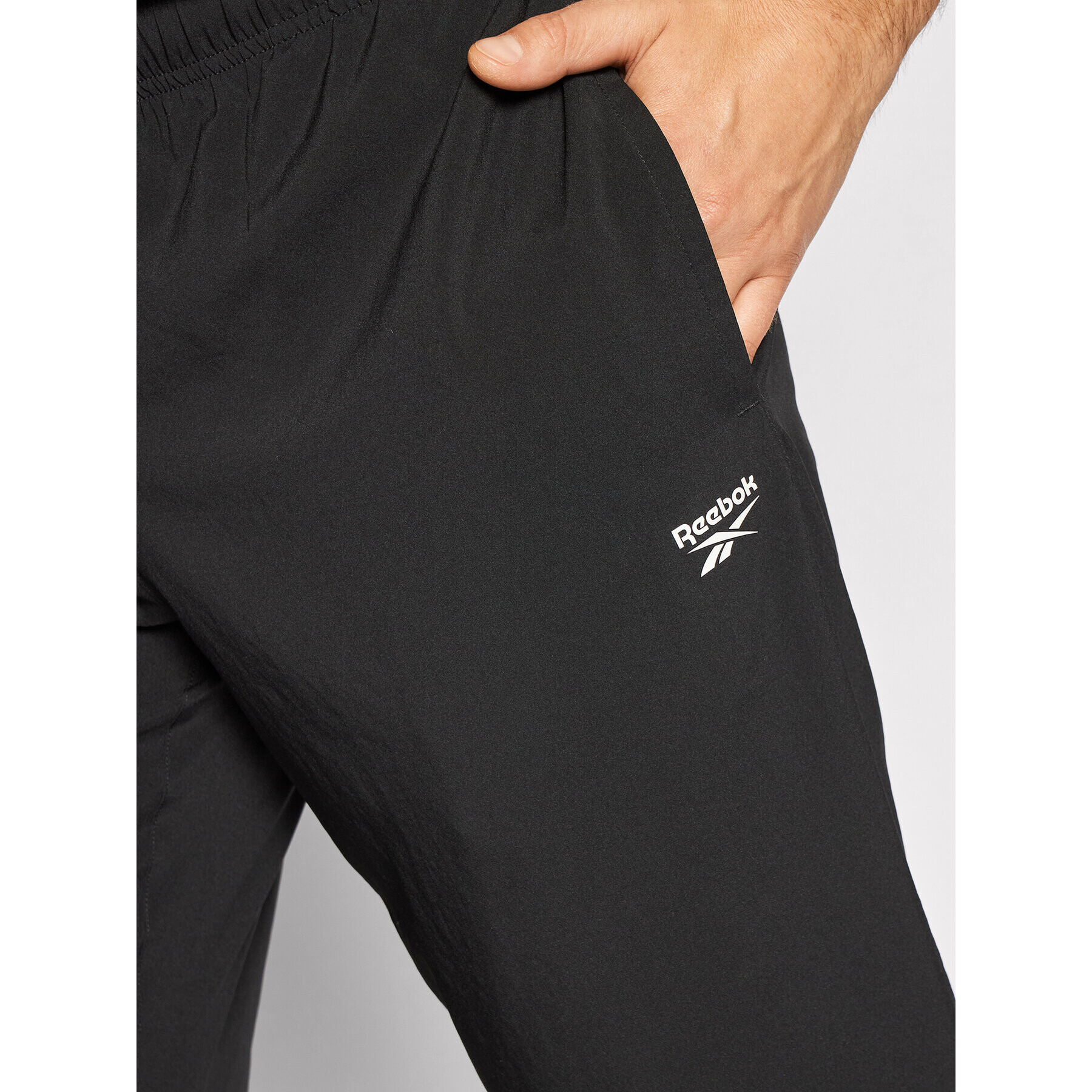 Reebok Pantaloni trening Training Essentials Woven FP9170 Negru Regular Fit - Pled.ro