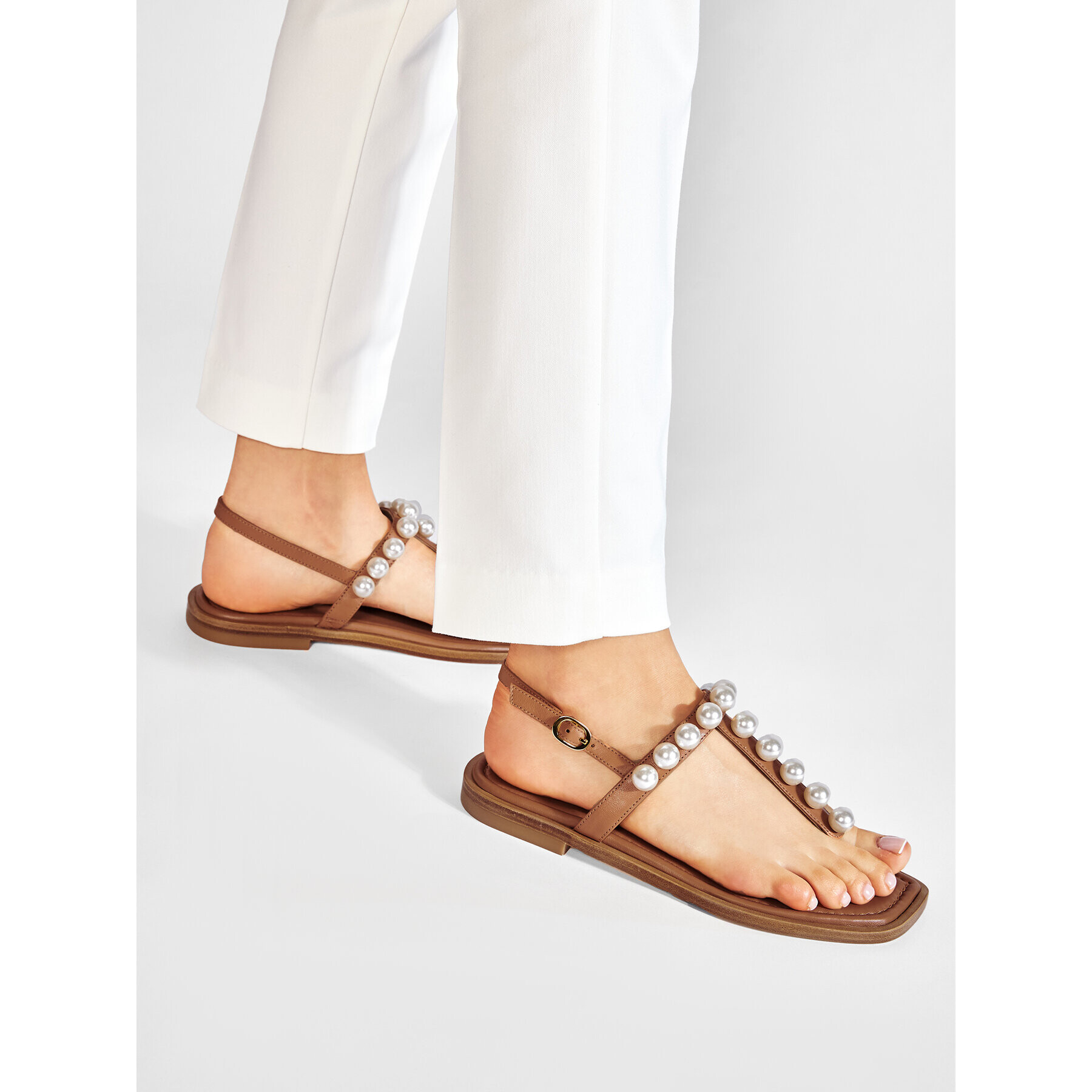 Stuart Weitzman Sandale Goldie T-Strap Sandal S4576 Maro - Pled.ro