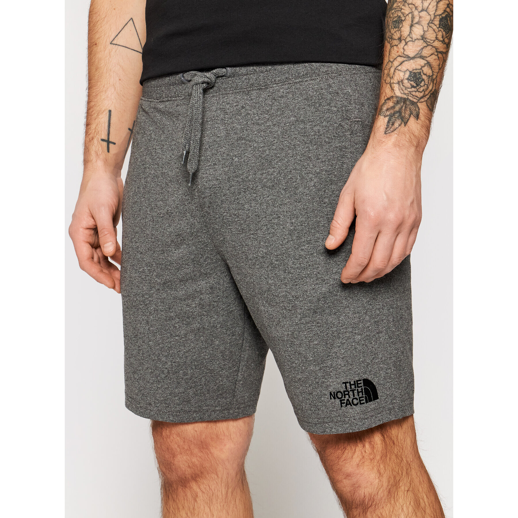 The North Face Pantaloni scurți sport Logo NF0A3824DYY1 Gri Regular Fit - Pled.ro