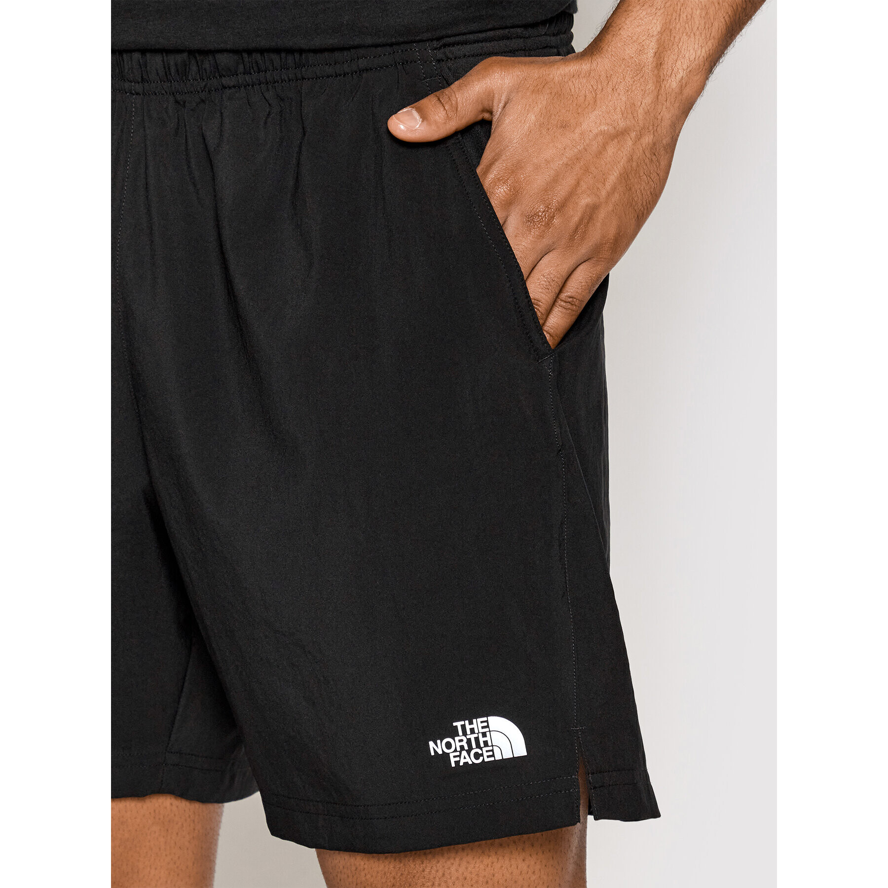 The North Face Pantaloni scurți sport NF0A3O1B Negru Regular Fit - Pled.ro