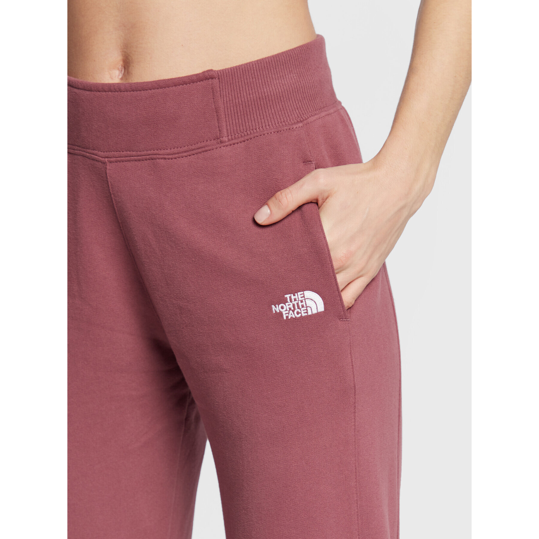 The North Face Pantaloni trening W Nse NF0A55GS Vișiniu Slim Fit - Pled.ro