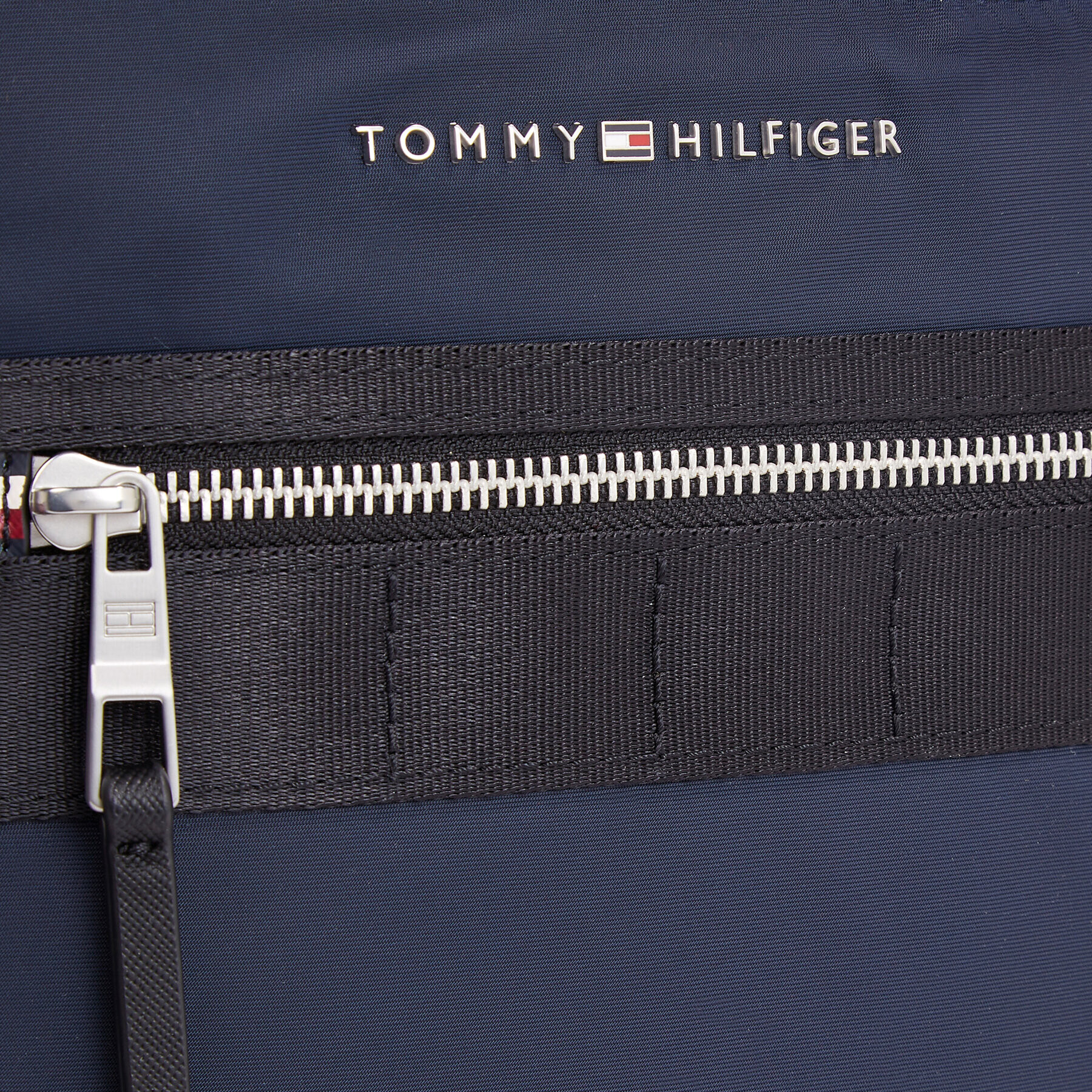 Tommy Hilfiger Geantă crossover Th Elevated Nylon Mini Crossover AM0AM11570 Bleumarin - Pled.ro