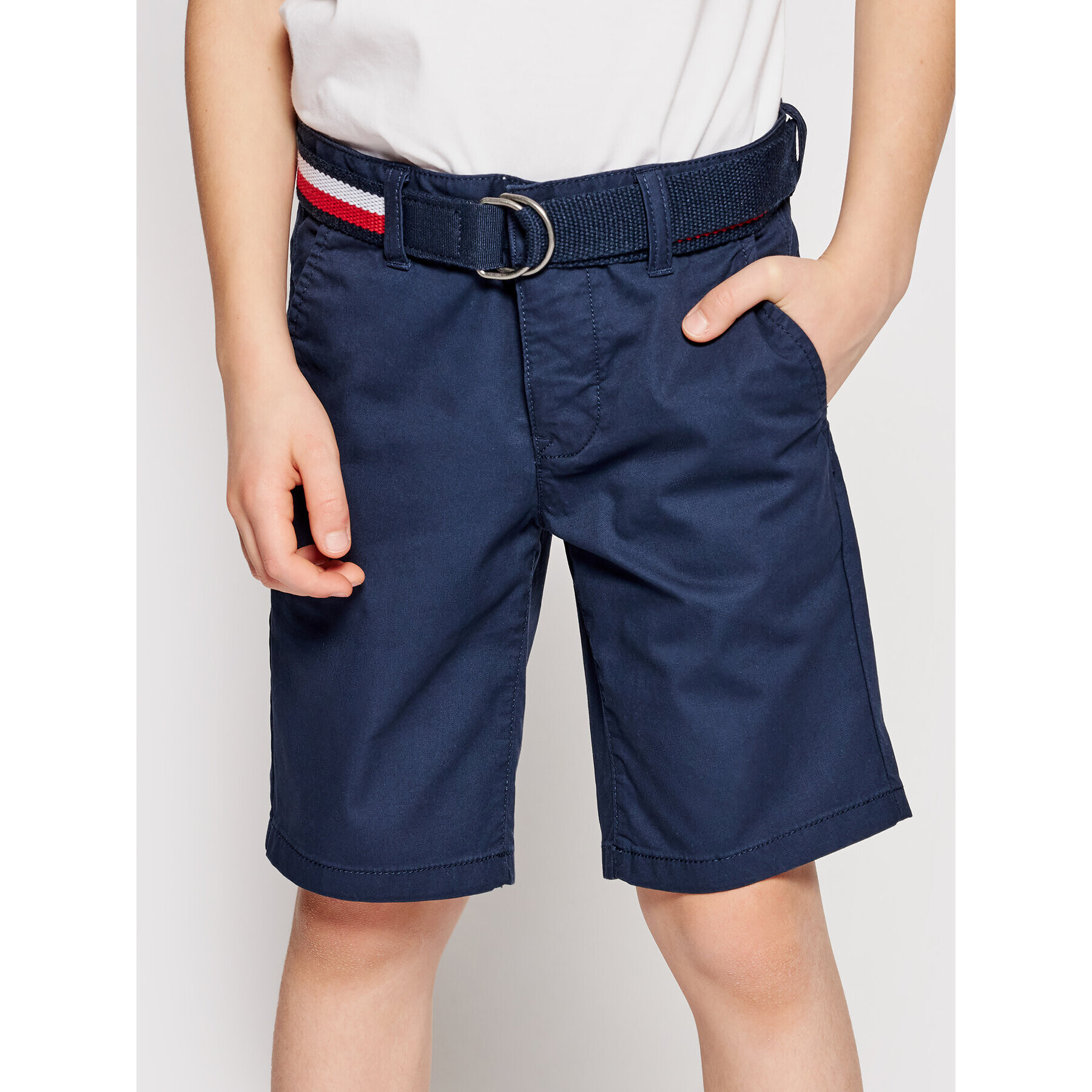 Tommy Hilfiger Pantalon scurți din material Essential Belted Chino KB0KB05769 D Bleumarin Slim Fit - Pled.ro