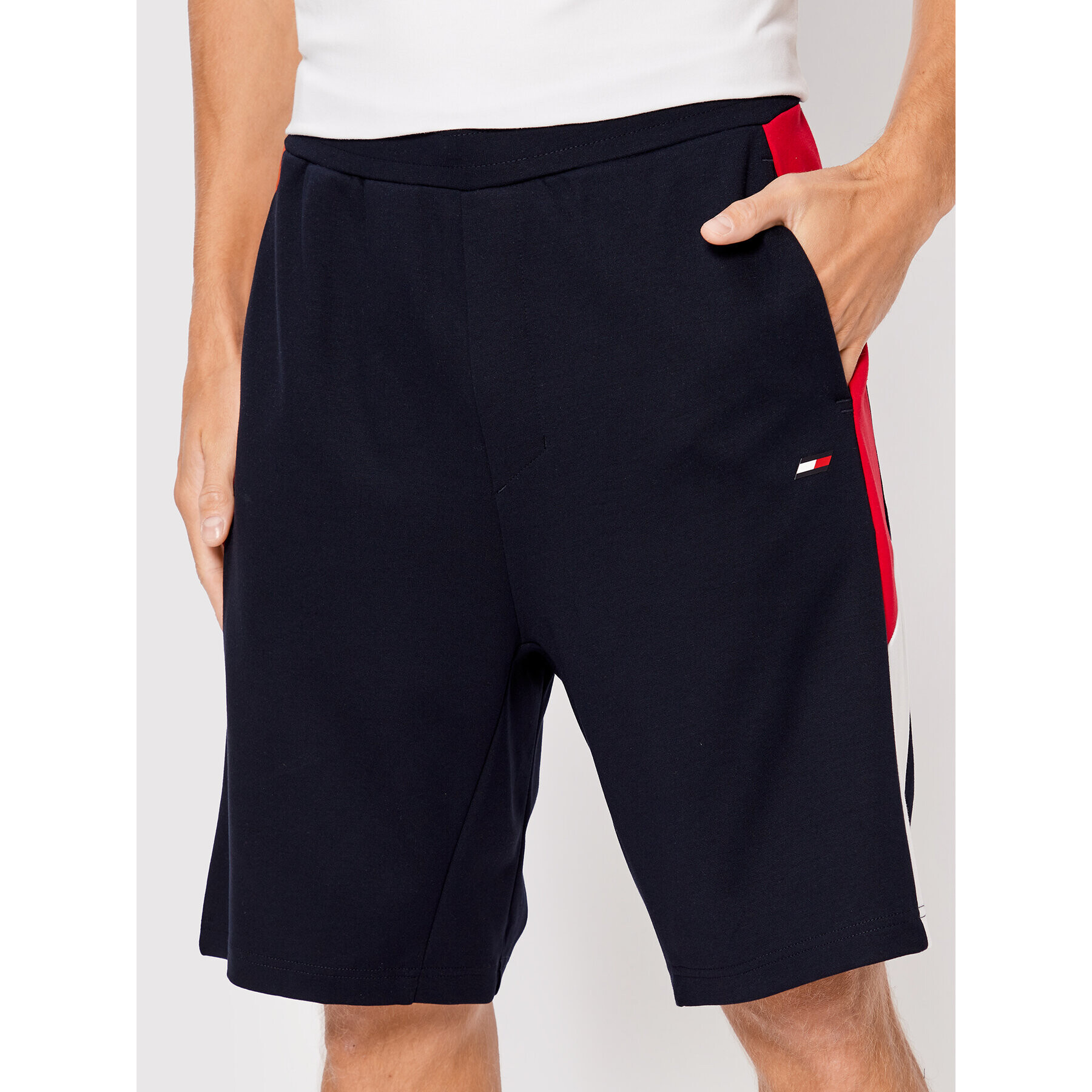 Tommy Hilfiger Pantaloni scurți sport Colorblocked MW0MW26851 Bleumarin Regular Fit - Pled.ro