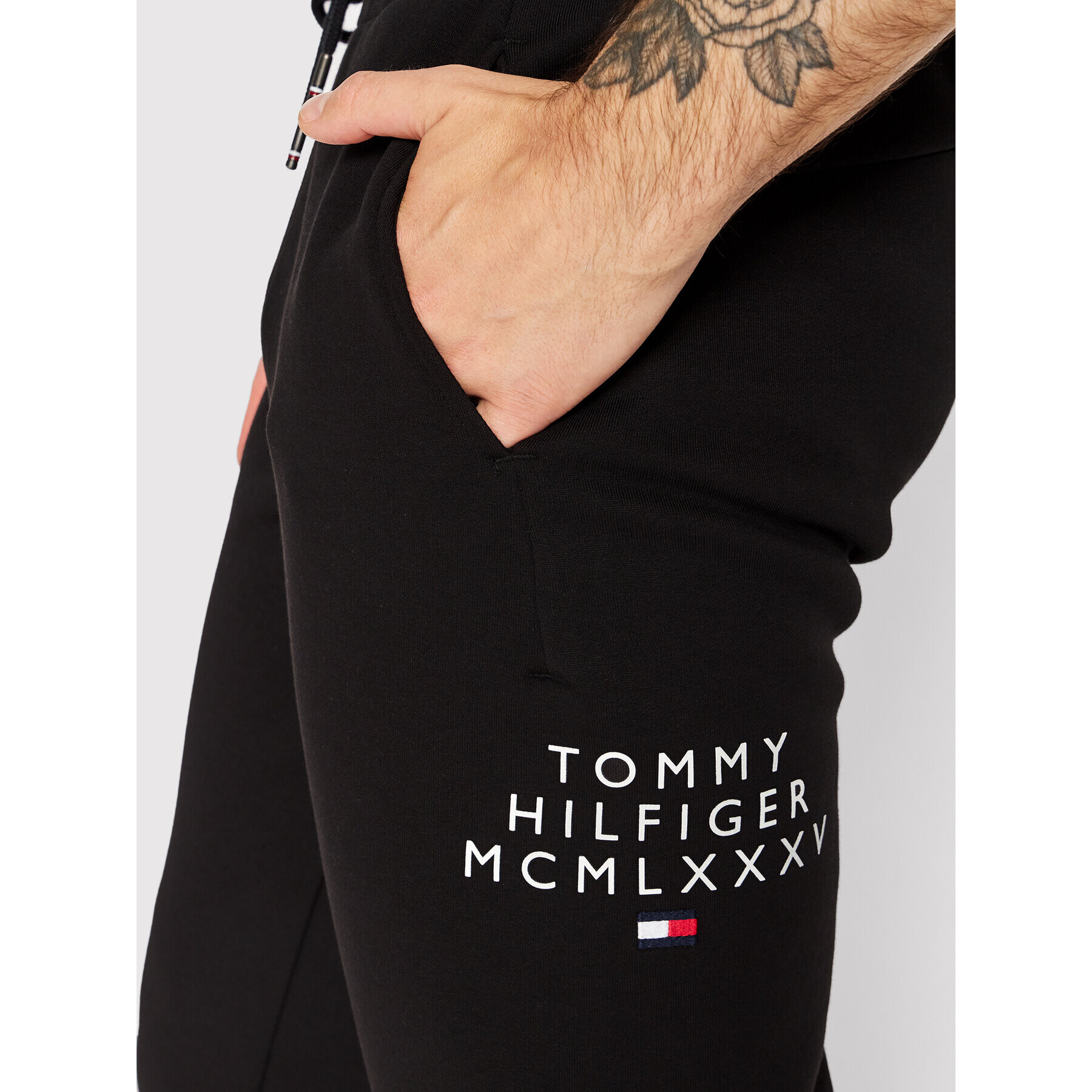 Tommy Hilfiger Pantaloni trening Centre Graphic MW0MW24539 Negru Regular Fit - Pled.ro