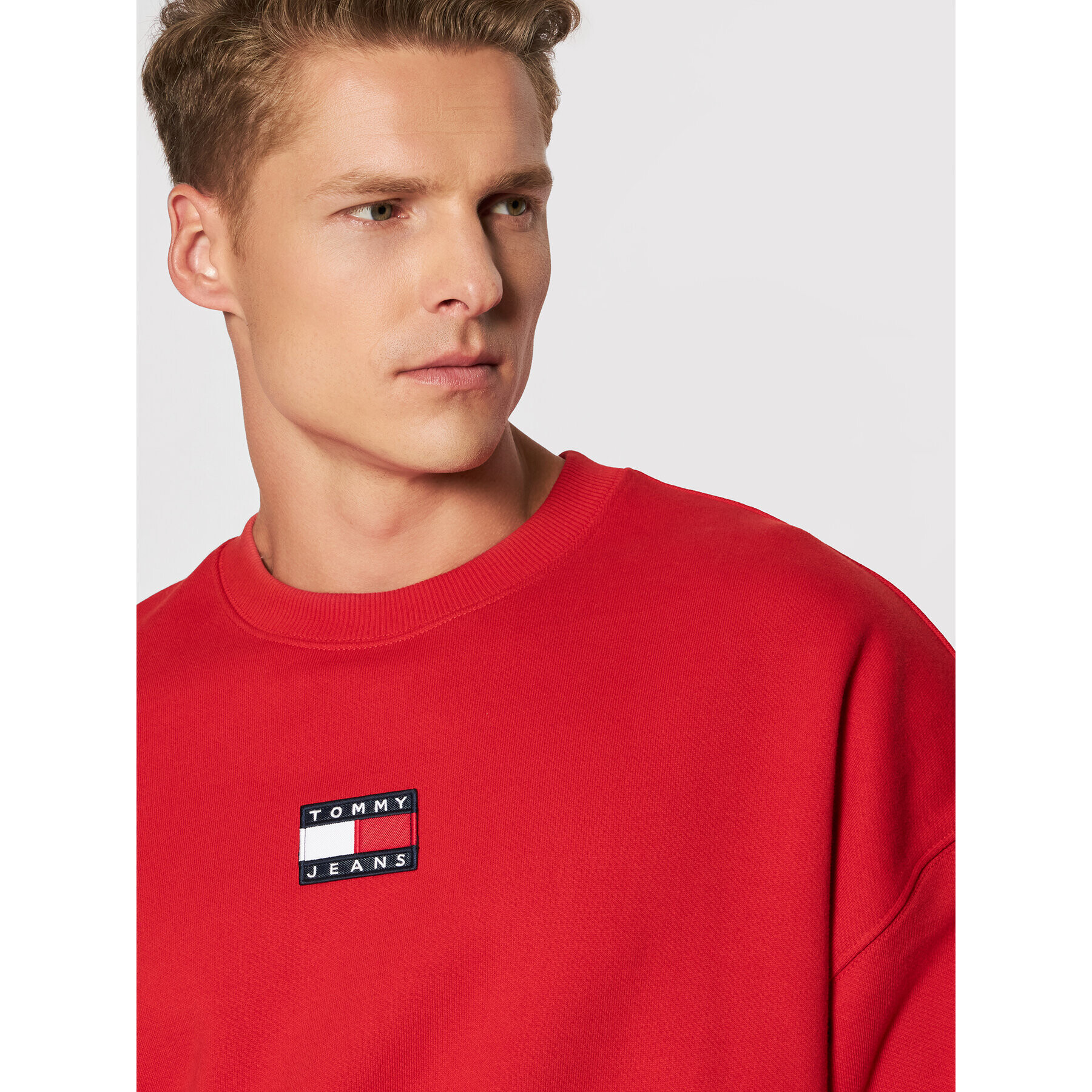 Tommy Jeans Bluză Badge Crew DM0DM10911 Roșu Regular Fit - Pled.ro