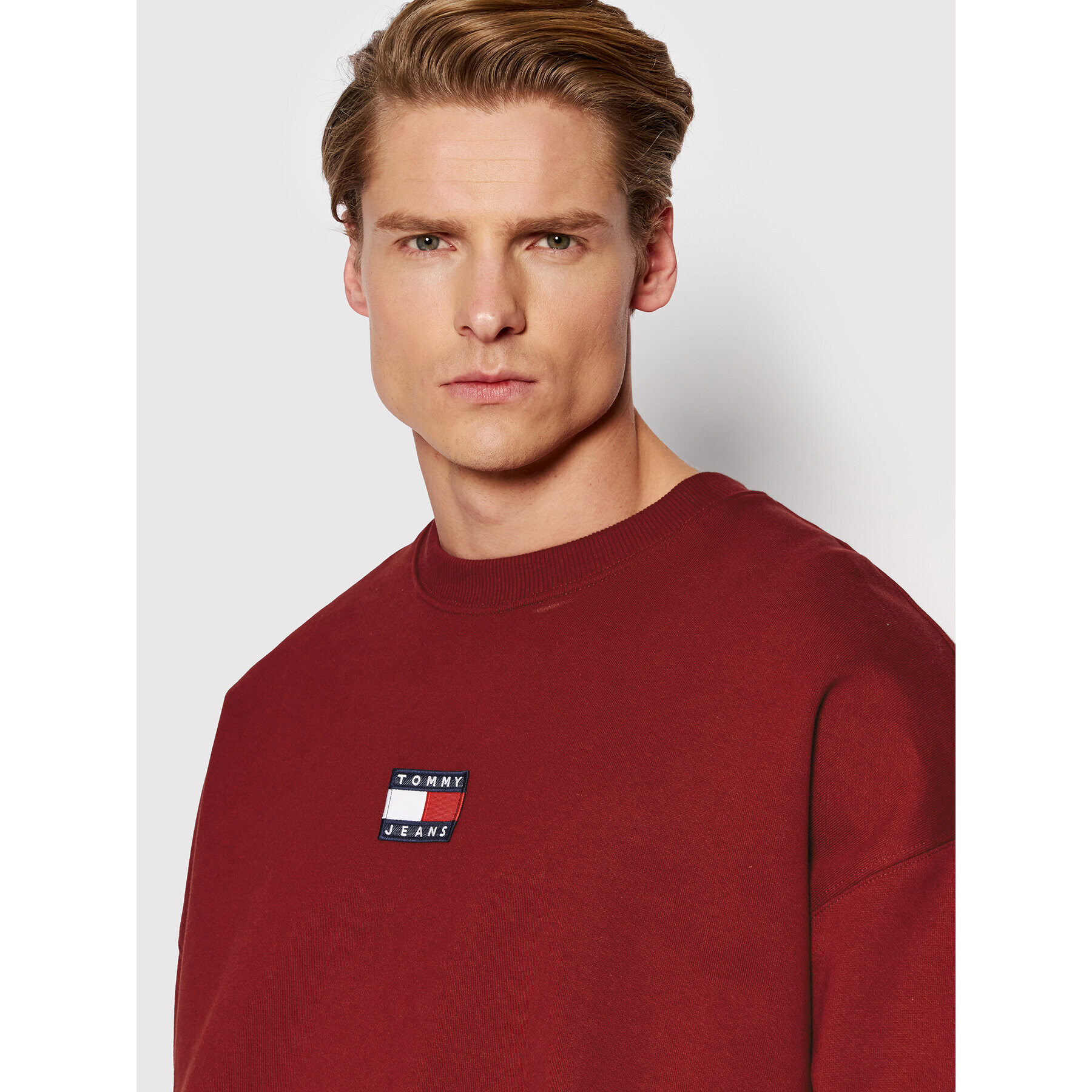 Tommy Jeans Bluză Badge Crew DM0DM10911 Vișiniu Regular Fit - Pled.ro