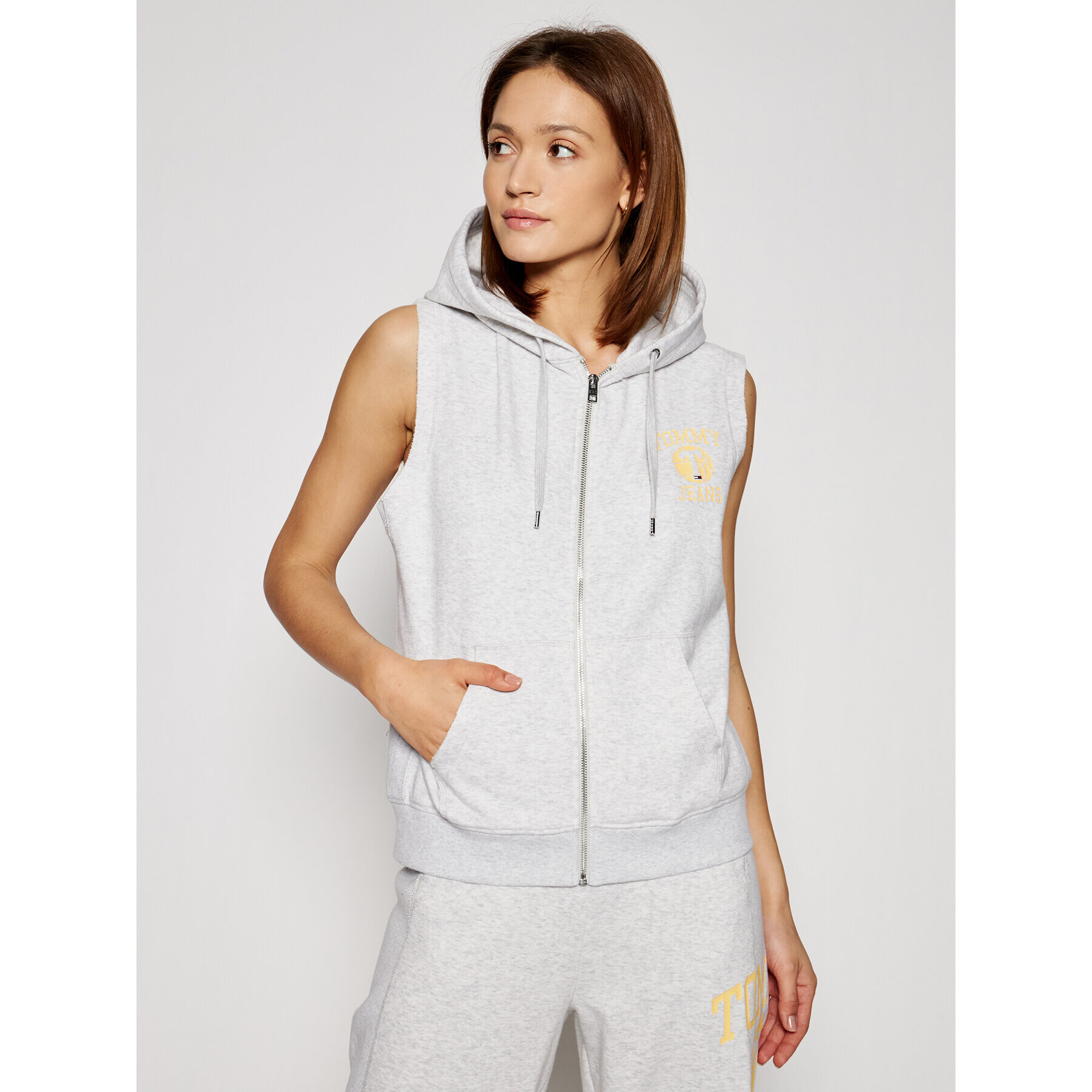 Tommy Jeans Bluză Bball DW0DW09799 Gri Relaxed Fit - Pled.ro