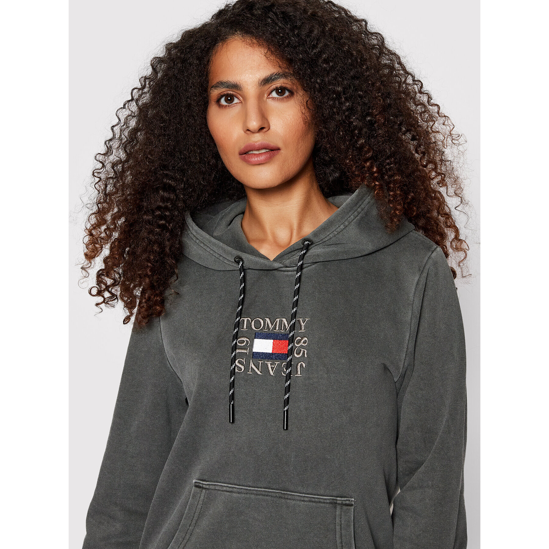 Tommy Jeans Bluză Timelees DW0DW12964 Gri Regular Fit - Pled.ro