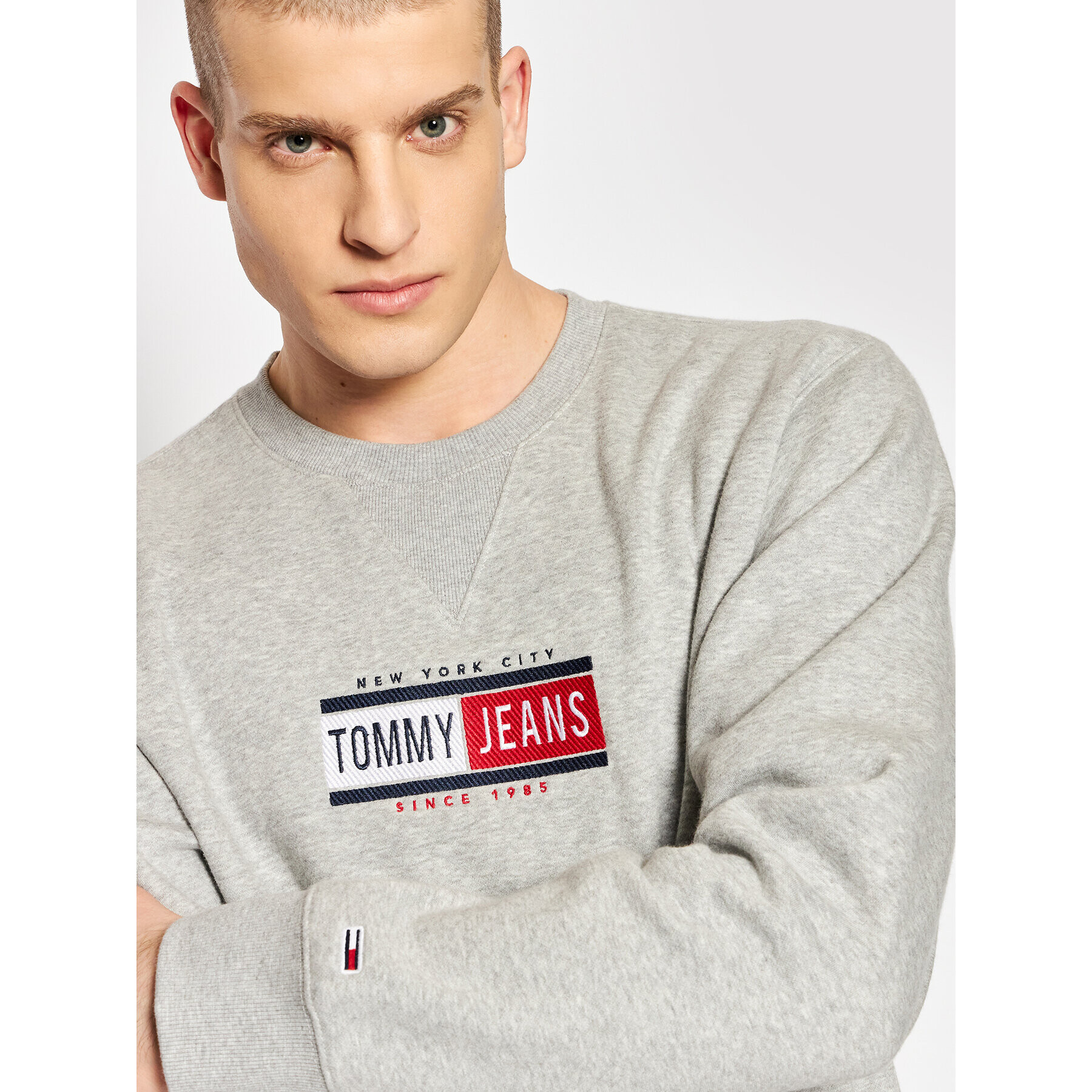 Tommy Jeans Bluză Timeless Crew DM0DM11631 Gri Regular Fit - Pled.ro