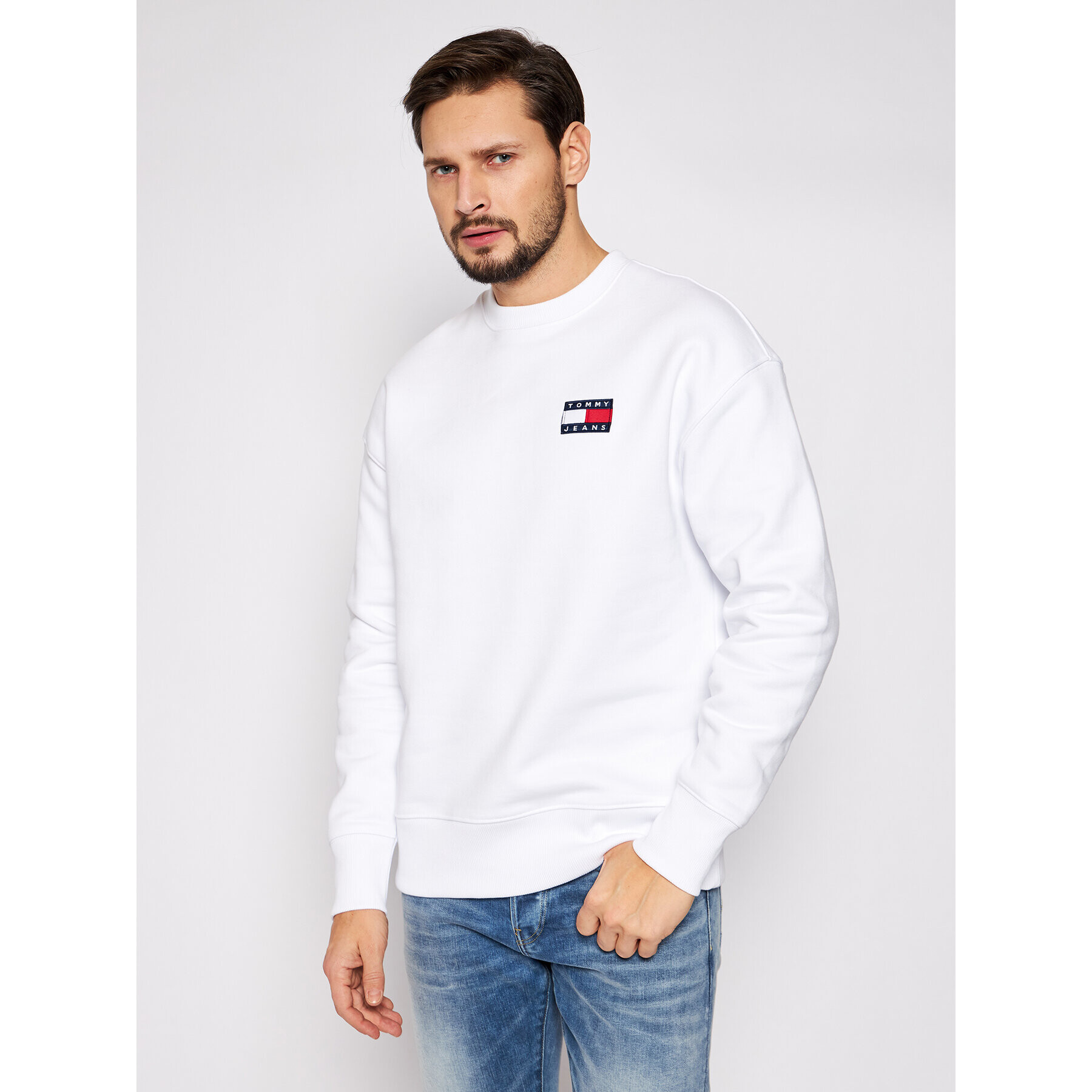 Tommy Jeans Bluză Tjm Badge Crew DM0DM06592 Alb Regular Fit - Pled.ro