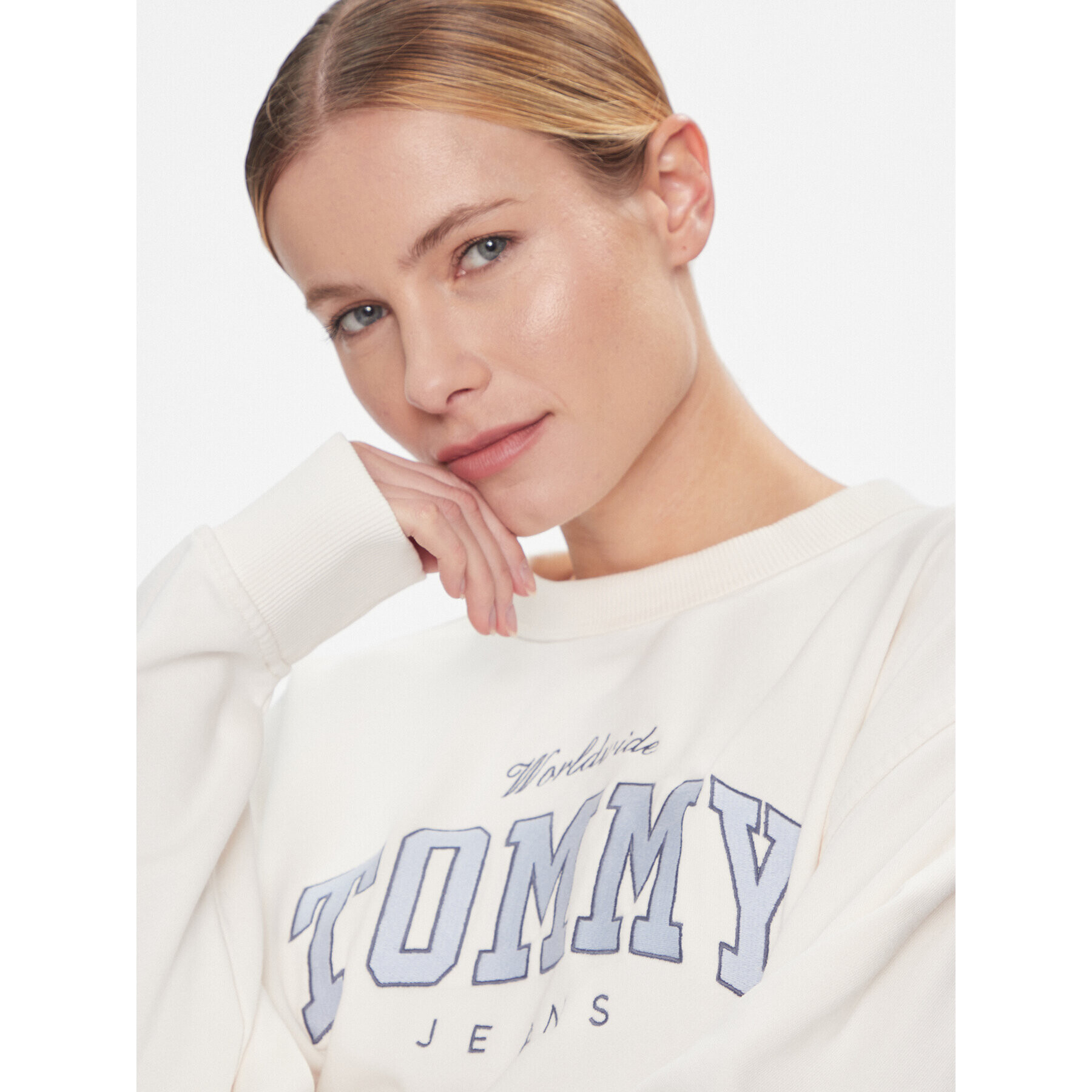 Tommy Jeans Bluză Tjw Rlx Varsity Luxe Crew DW0DW17339 Alb Regular Fit - Pled.ro