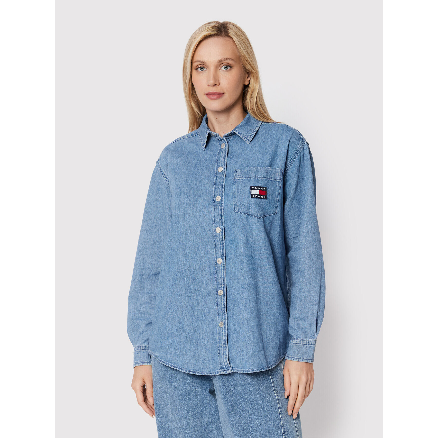 Tommy Jeans cămașă de blugi Chambray Badge DW0DW13713 Albastru Boyfriend Fit - Pled.ro