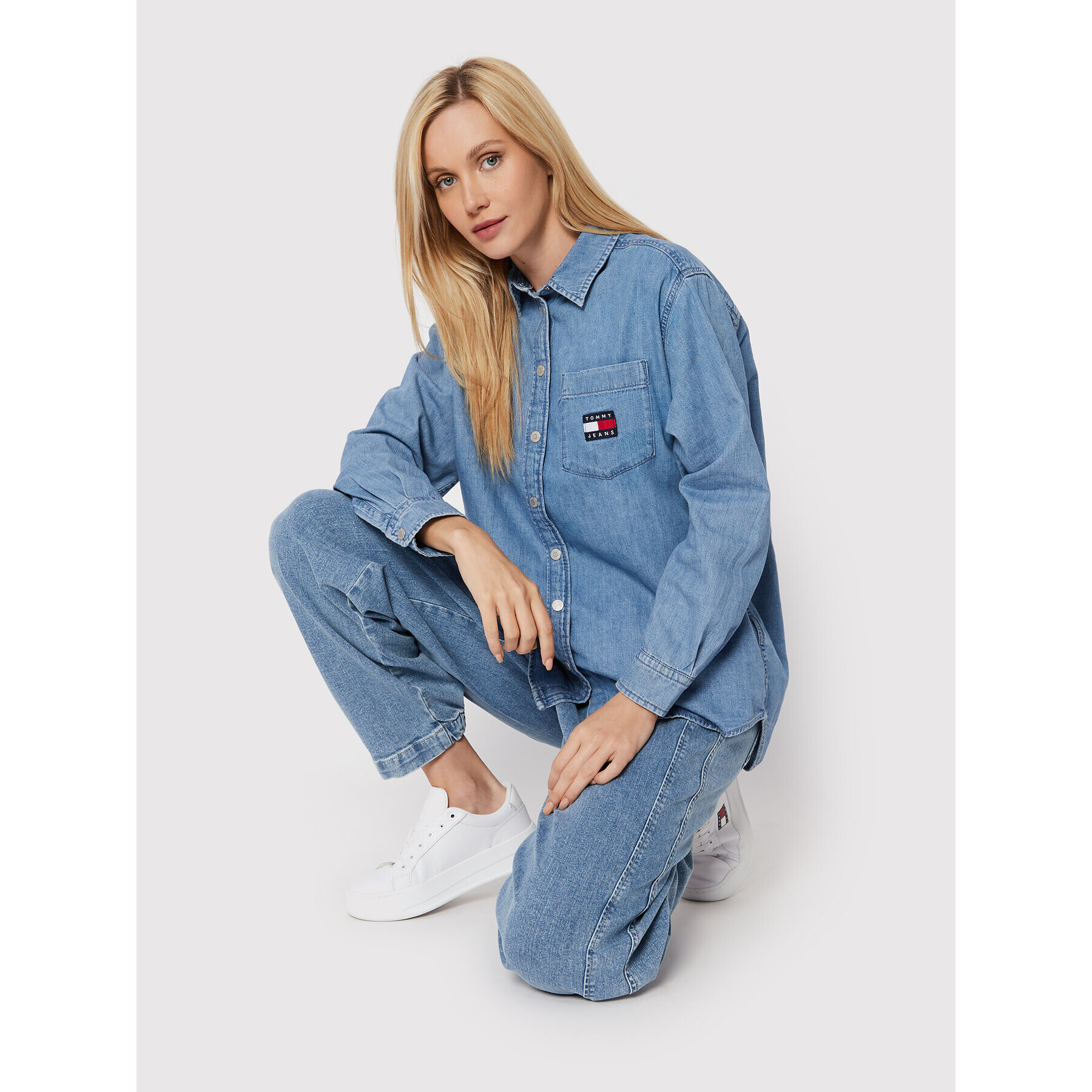 Tommy Jeans cămașă de blugi Chambray Badge DW0DW13713 Albastru Boyfriend Fit - Pled.ro