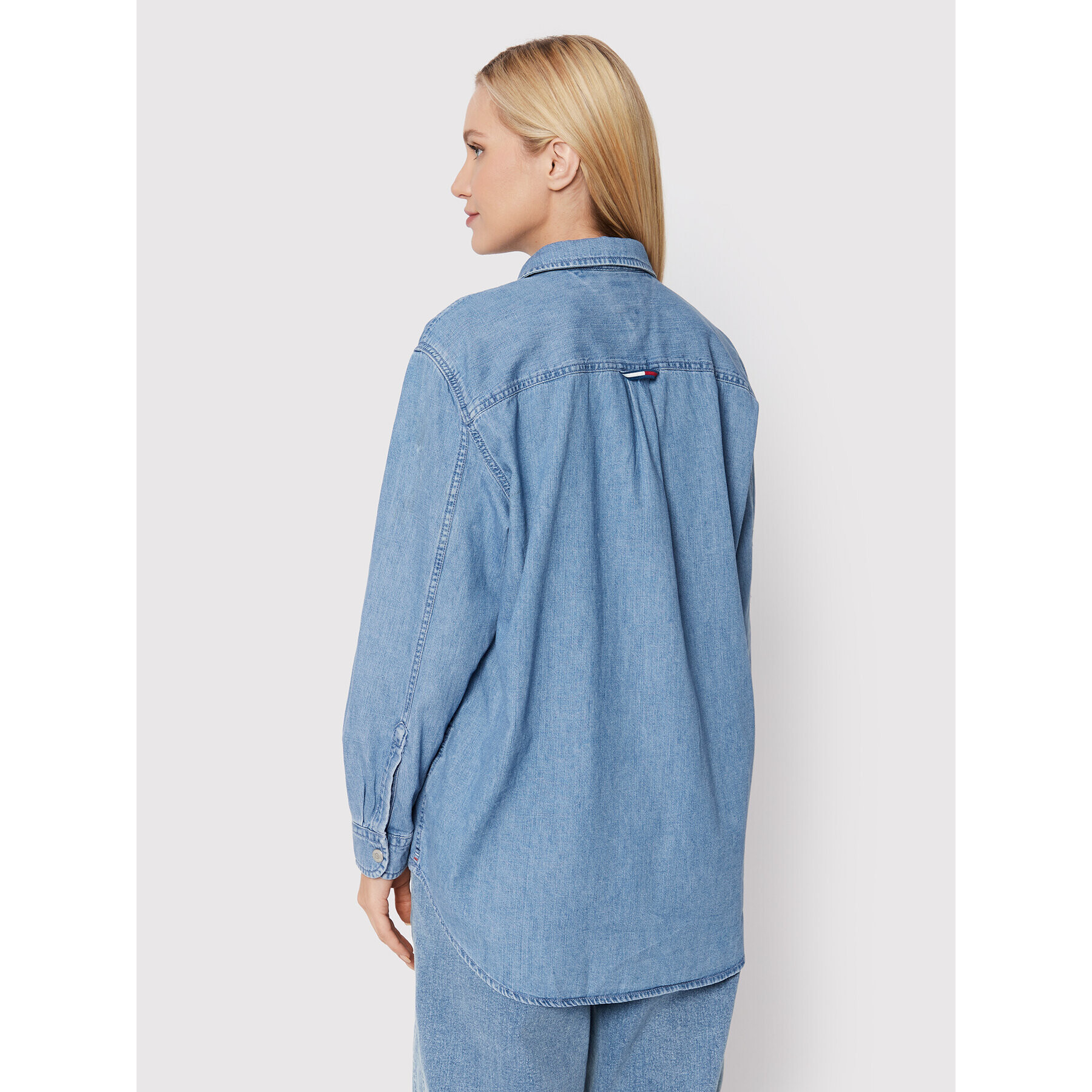 Tommy Jeans cămașă de blugi Chambray Badge DW0DW13713 Albastru Boyfriend Fit - Pled.ro