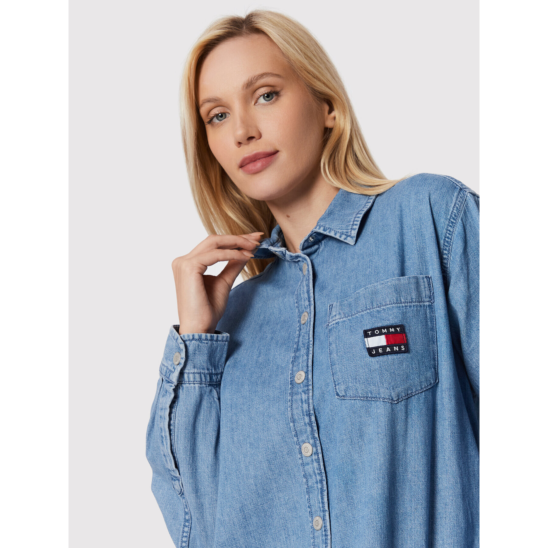 Tommy Jeans cămașă de blugi Chambray Badge DW0DW13713 Albastru Boyfriend Fit - Pled.ro