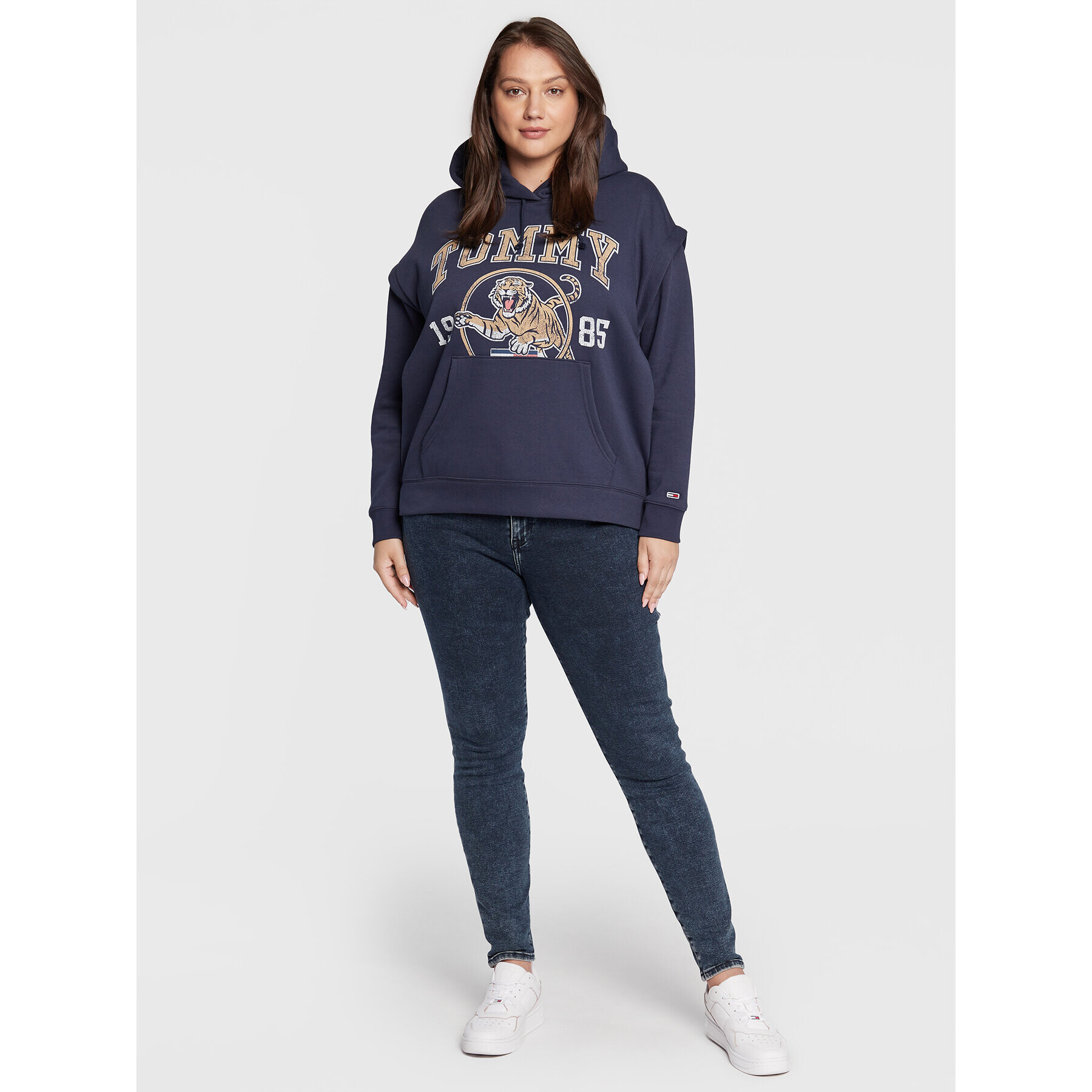 Tommy Jeans Curve Bluză College Tiger 1 DW0DW12037 Bleumarin Regular Fit - Pled.ro