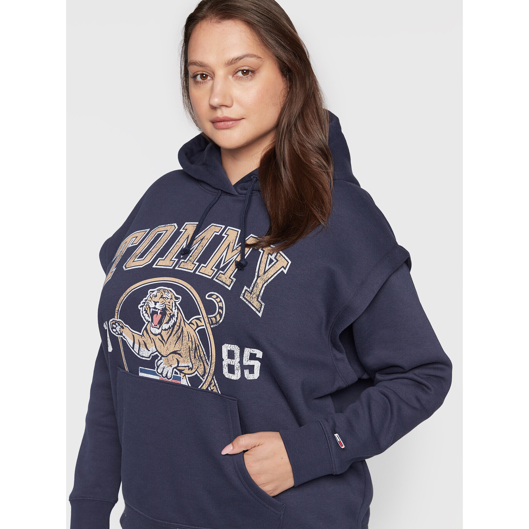 Tommy Jeans Curve Bluză College Tiger 1 DW0DW12037 Bleumarin Regular Fit - Pled.ro