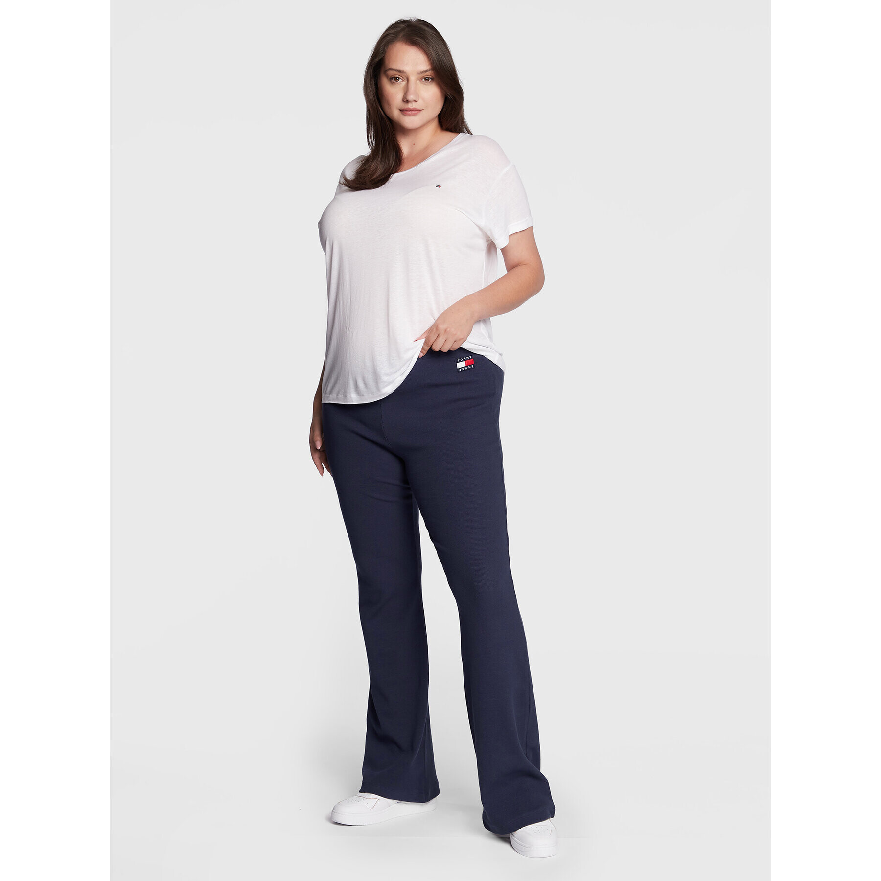 Tommy Jeans Curve Pantaloni din material Badge DW0DW13856 Bleumarin Flare Fit - Pled.ro