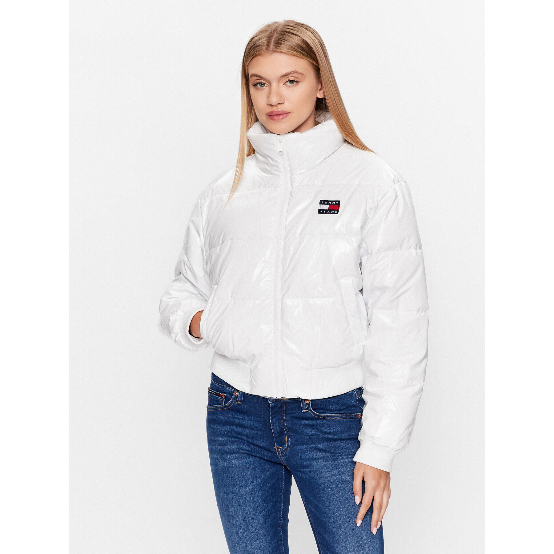 Tommy Jeans Geacă din puf Badge DW0DW16098 Alb Regular Fit - Pled.ro