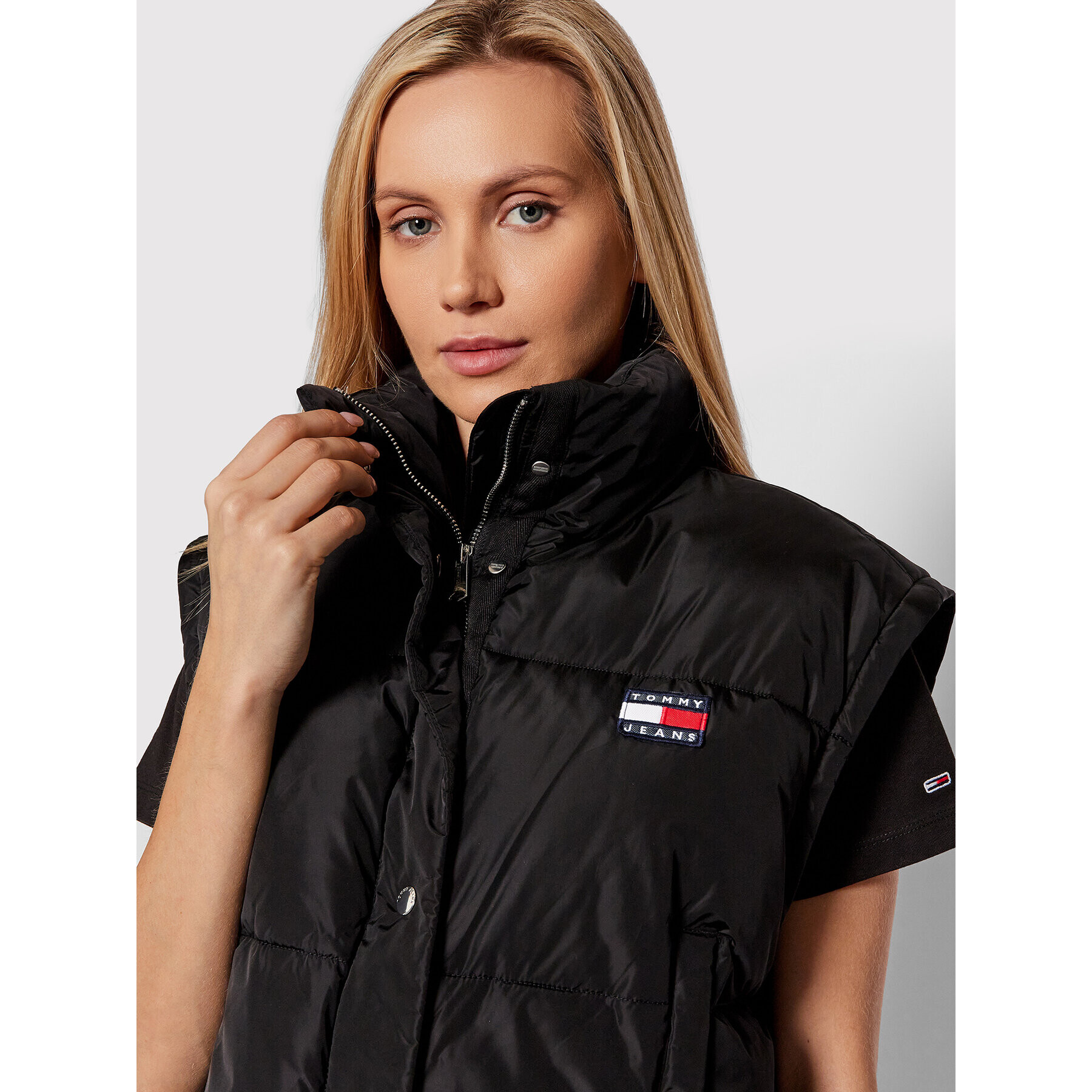 Tommy Jeans Geacă din puf Crop Vest Puffer DW0DW11840 Negru Regular Fit - Pled.ro