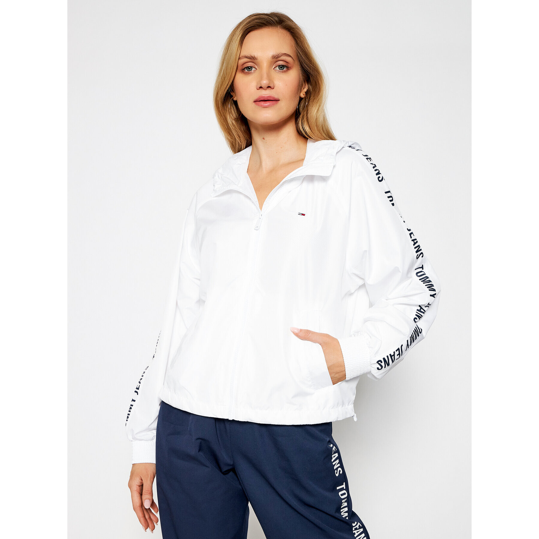 Tommy Jeans Geacă Tjw Tape Sleeve Windbreaker DW0DW09929 Alb Regular Fit - Pled.ro