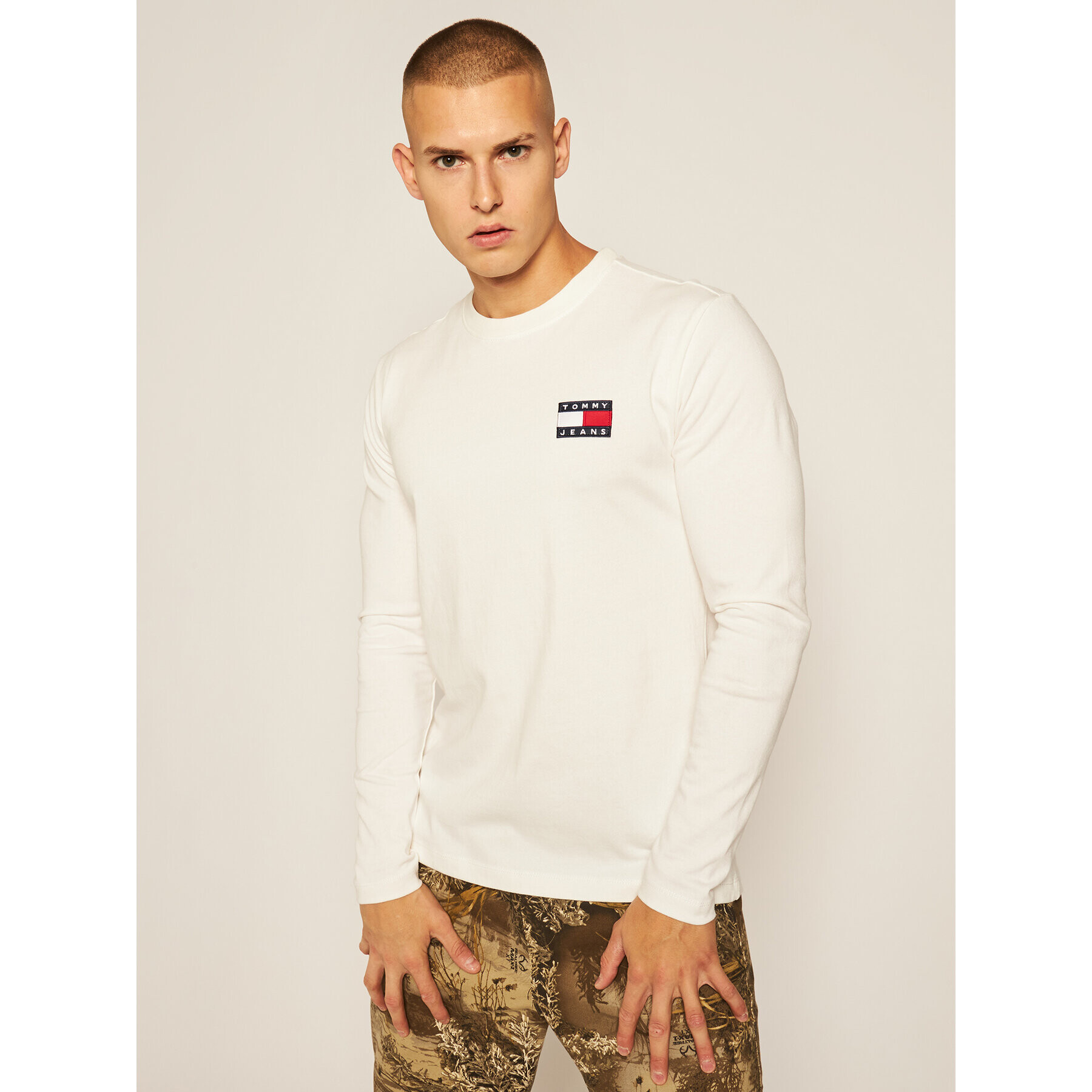 Tommy Jeans Longsleeve Badge DM0DM06958 Alb Regular Fit - Pled.ro