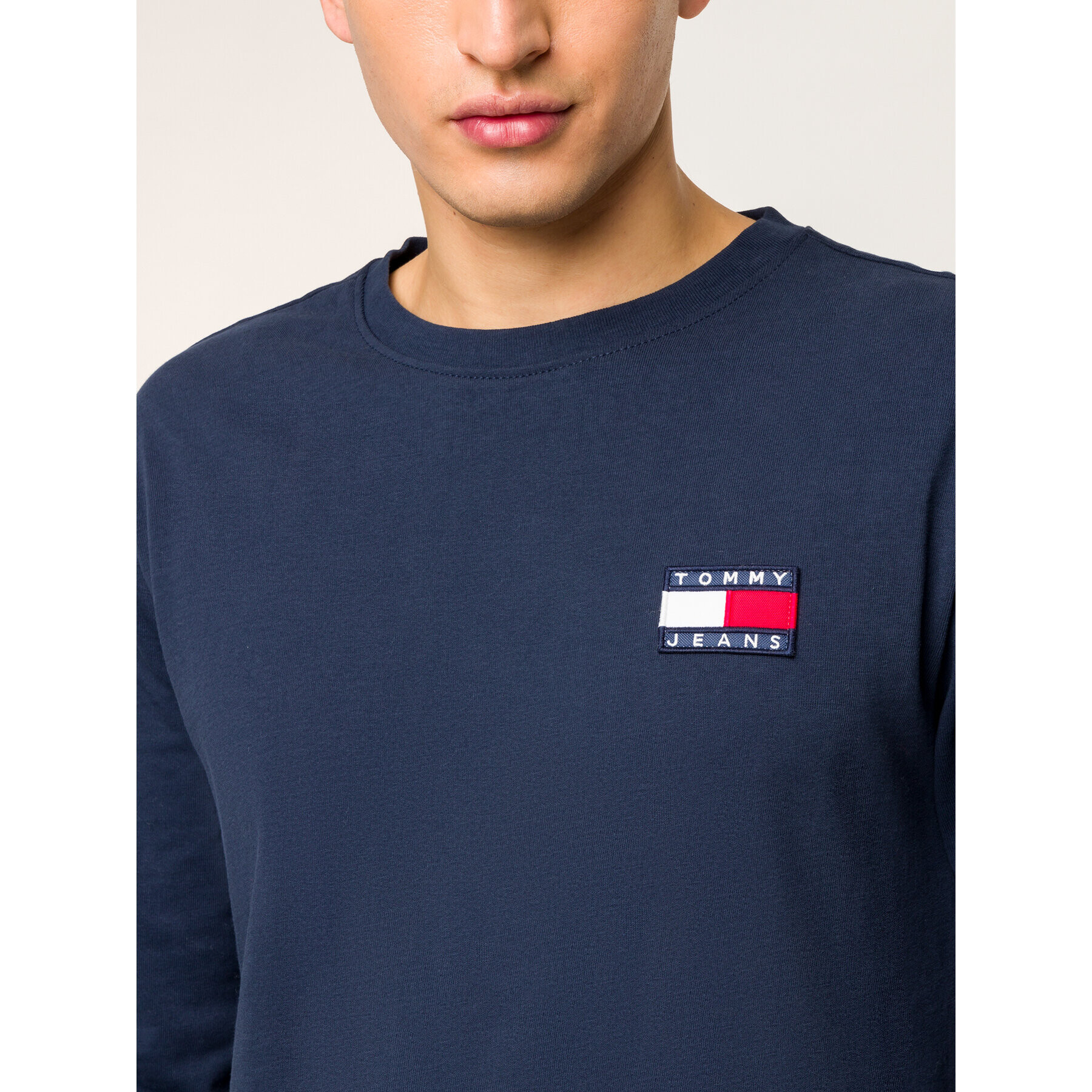 Tommy Jeans Longsleeve Badge DM0DM06958 Bleumarin Regular Fit - Pled.ro