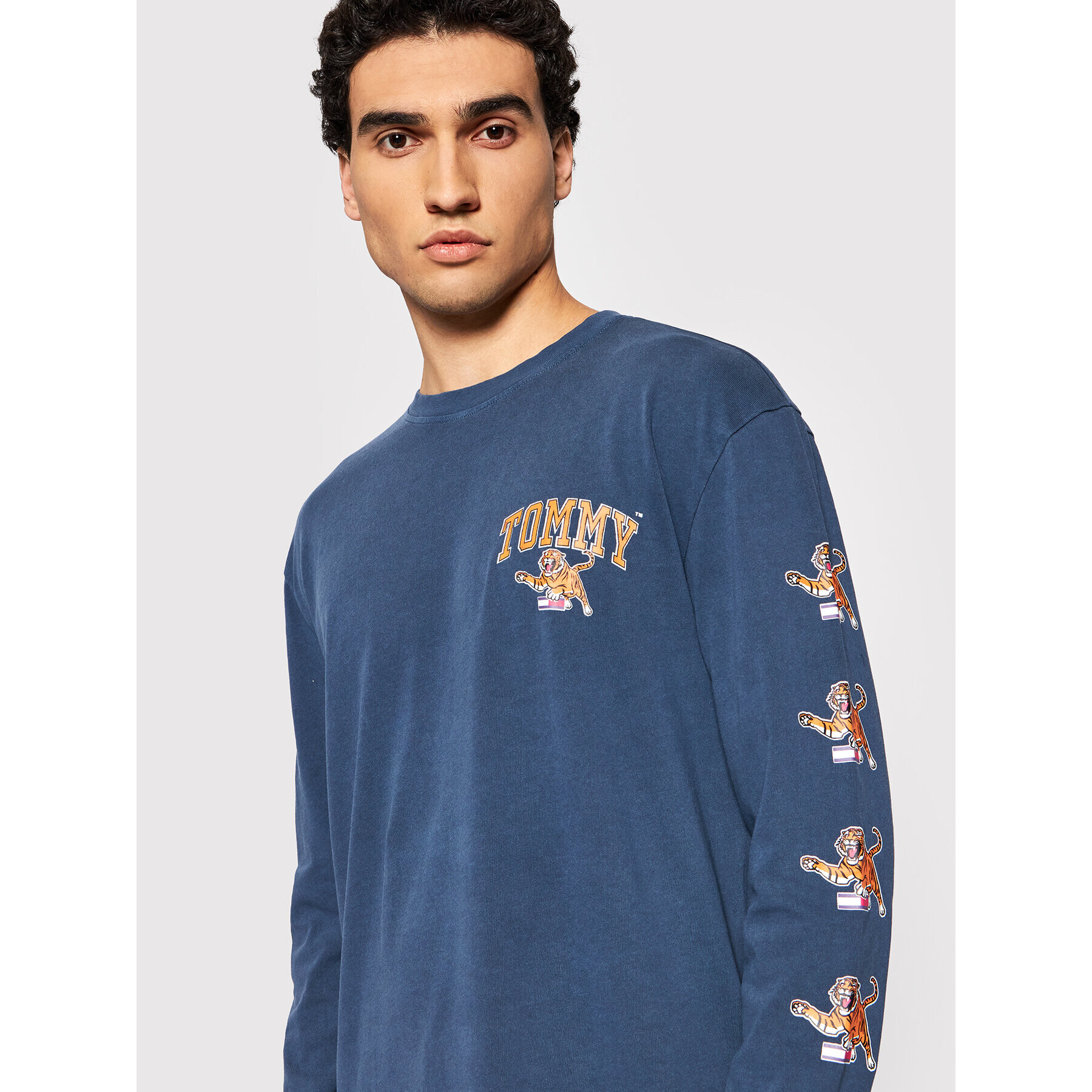 Tommy Jeans Longsleeve Vintage Tiger Graphic DM0DM12390 Bleumarin Regular Fit - Pled.ro