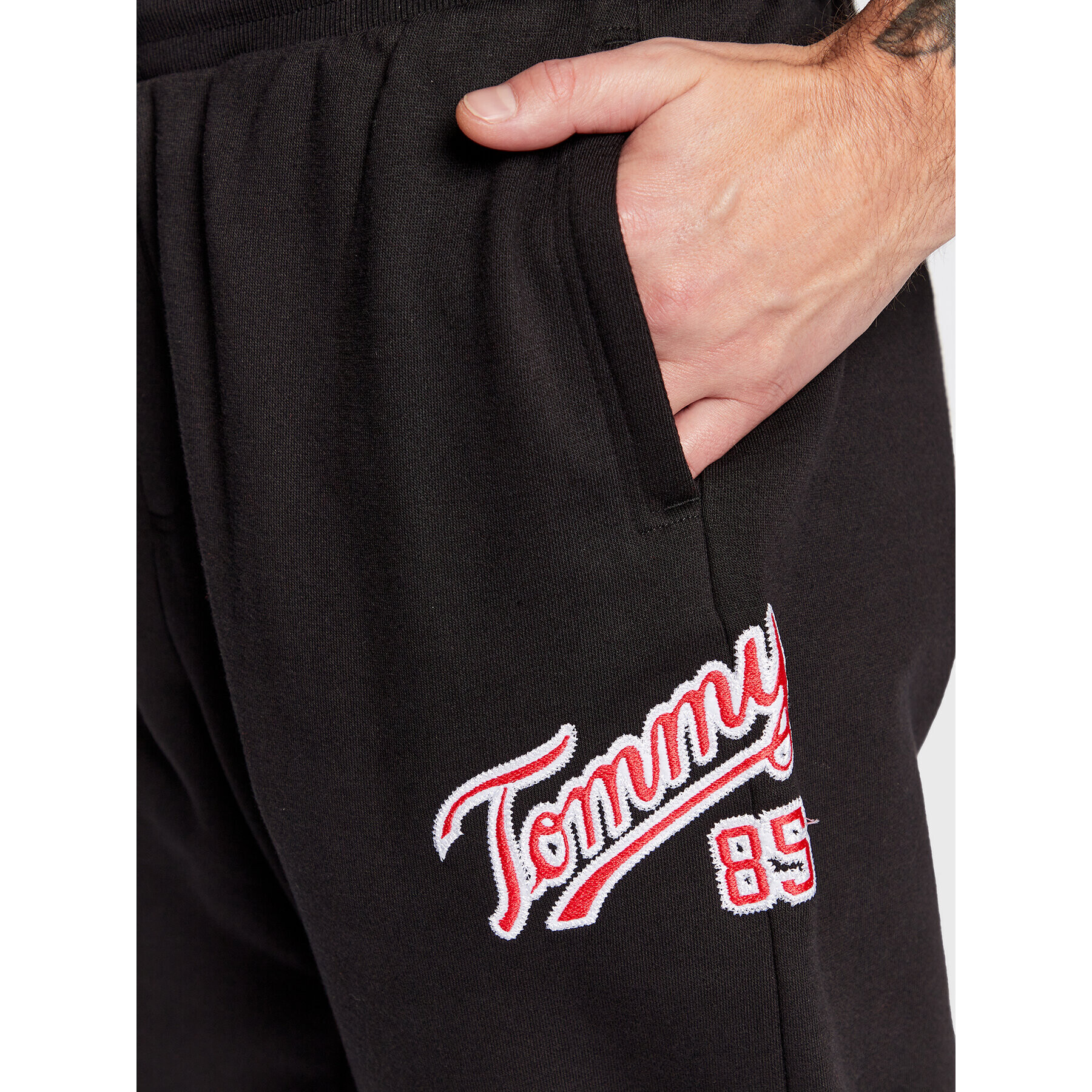 Tommy Jeans Pantaloni trening College DM0DM15807 Negru Relaxed Fit - Pled.ro