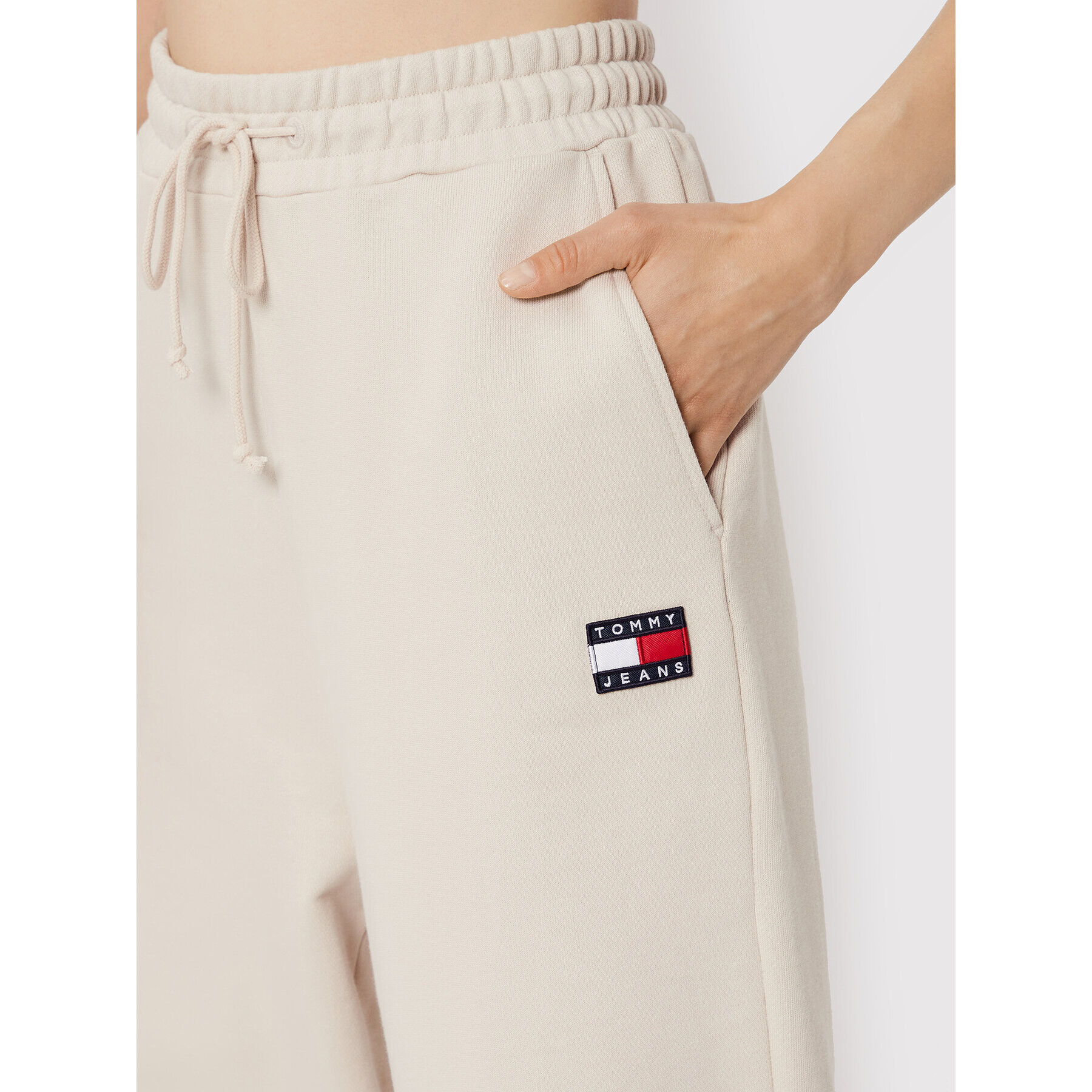 Tommy Jeans Pantaloni trening Hrs Badge DW0DW13820 Bej Relaxed Fit - Pled.ro