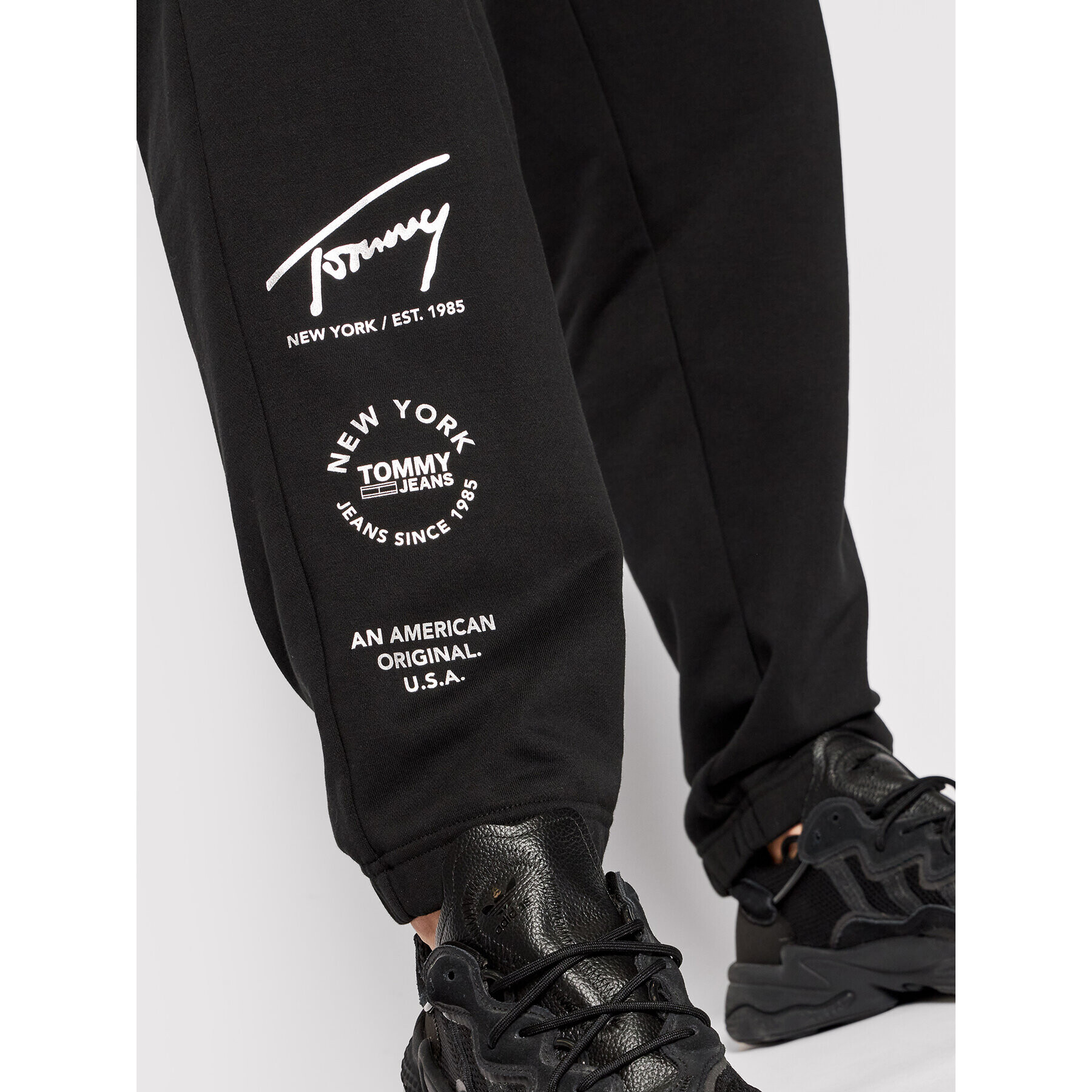 Tommy Jeans Pantaloni trening Metallic DM0DM12560 Negru Relaxed Fit - Pled.ro