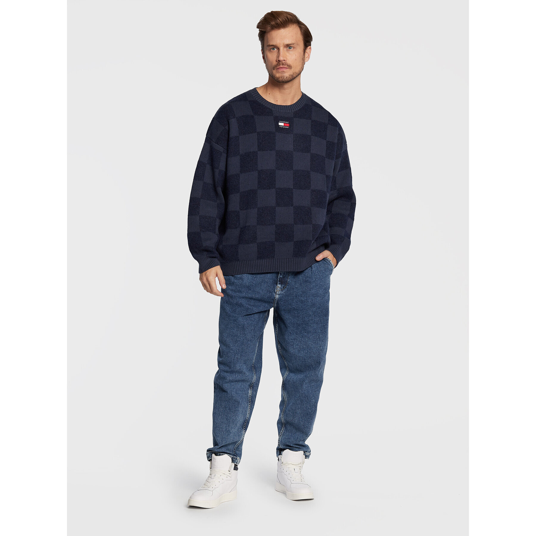 Tommy Jeans Pulover Skater Checkerboard DM0DM15069 Bleumarin Relaxed Fit - Pled.ro